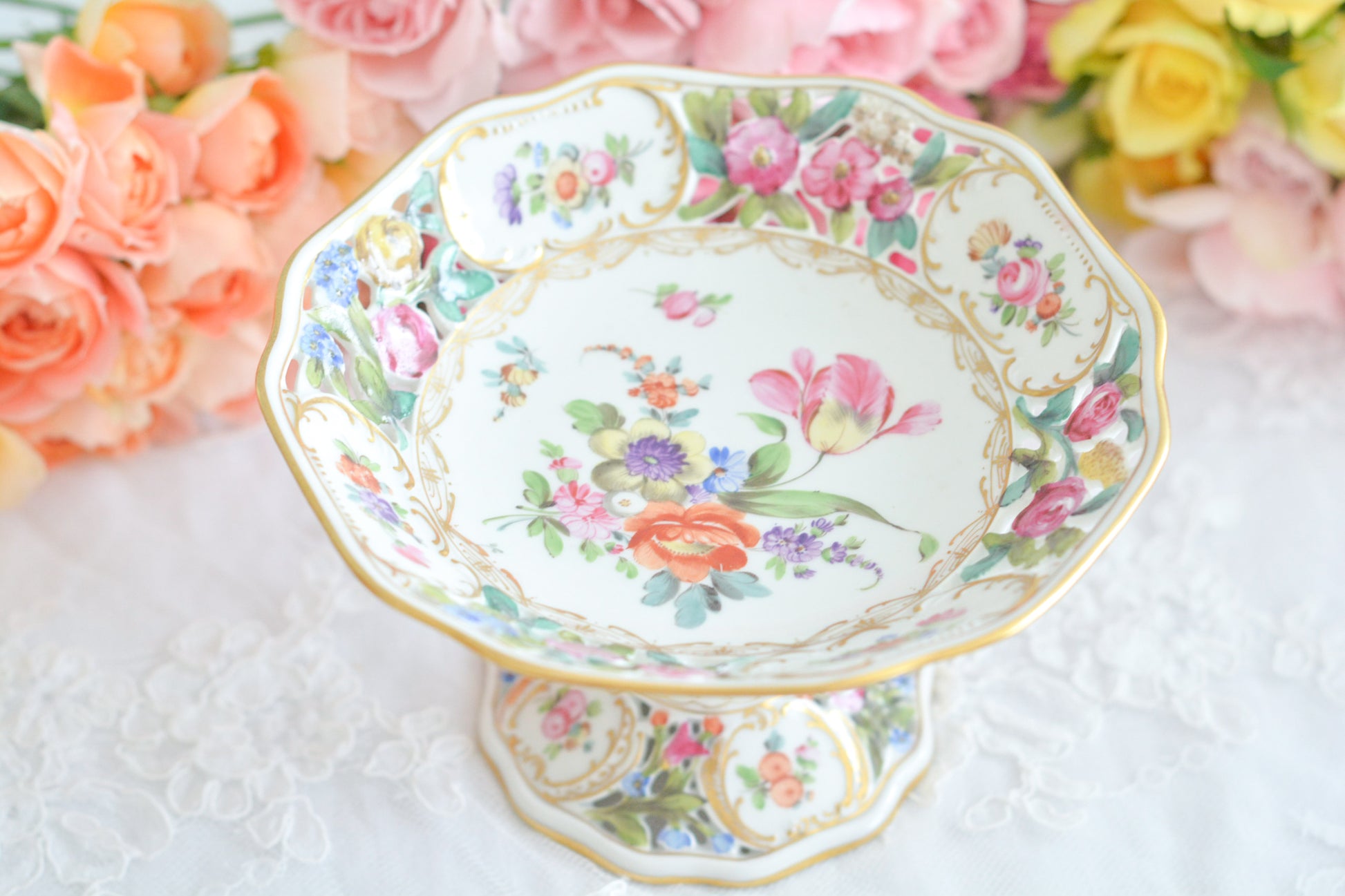 ドイツドレスデン、カール・ティーメ工房のハンドペイントで描かれた美しいコンポートです。ドレスデンの磁器は通常、素磁は仕入れて絵付のみを行っていますが、カール・ティーメ工房だけは素磁も自社で製造しています。ハンドペイントの技術も素晴らしく、とにかく美しい。こちらも花々が大変美しく描かれています。小ぶりなサイズですが、とても存在感のあるお品。テーブルが一気に華やぎます。