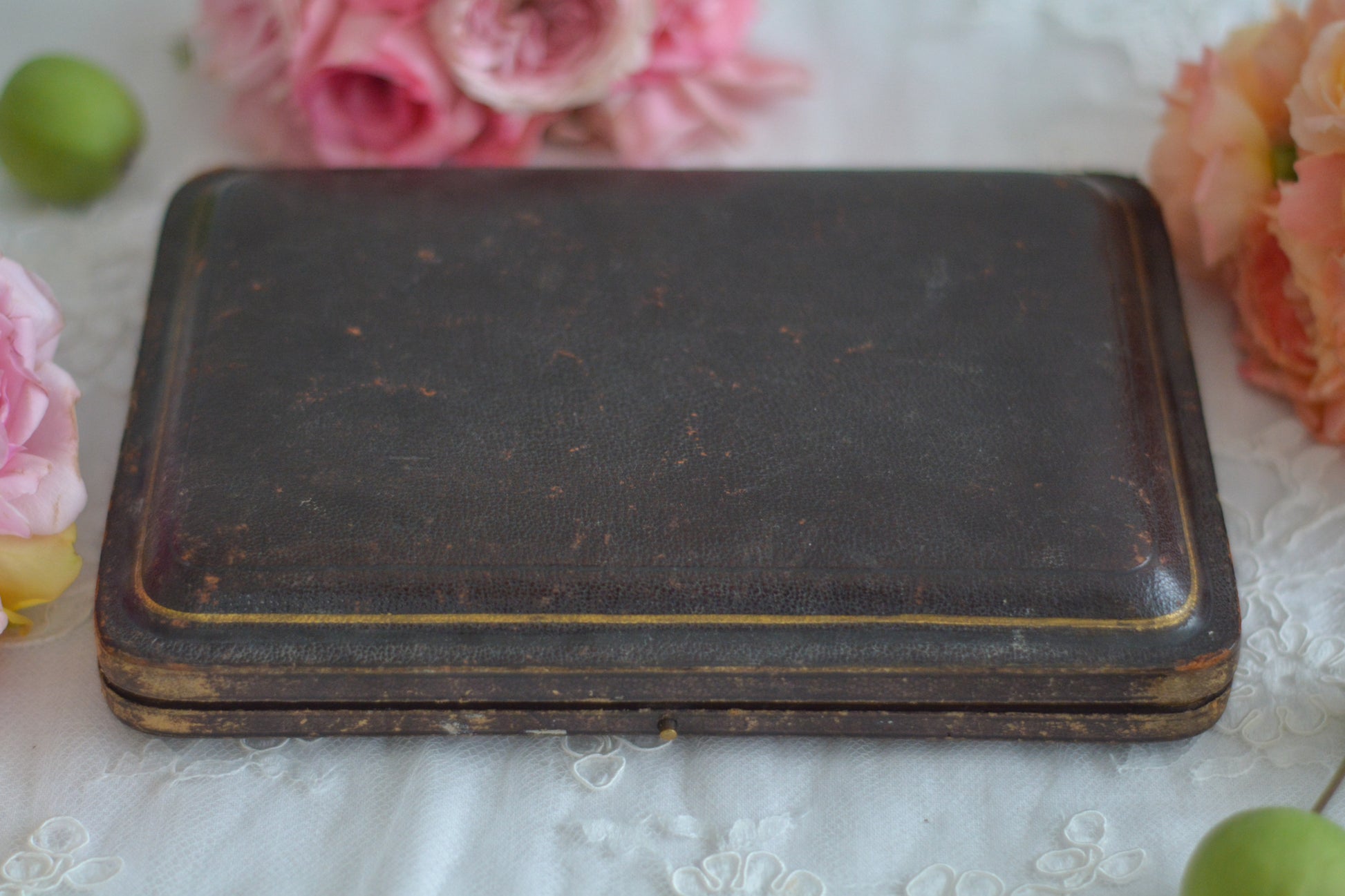 シェルの形のスプーンに持ち手は透かし模様になっている、とても素敵なスプーン6本とシュガートング1本のセット。ティータイムやおもてなしにぴったりです。純銀のスプーンはやっぱり豪華でいいですね。箱は外側は経年の傷などはありますが、中はビロードと蓋にはシルクが使われていて贅沢な作りになっています。状態も箱の中は比較的綺麗な状態です。スプーンの持ち手にリペアと小さな傷があるためお値打ち価格になっています。