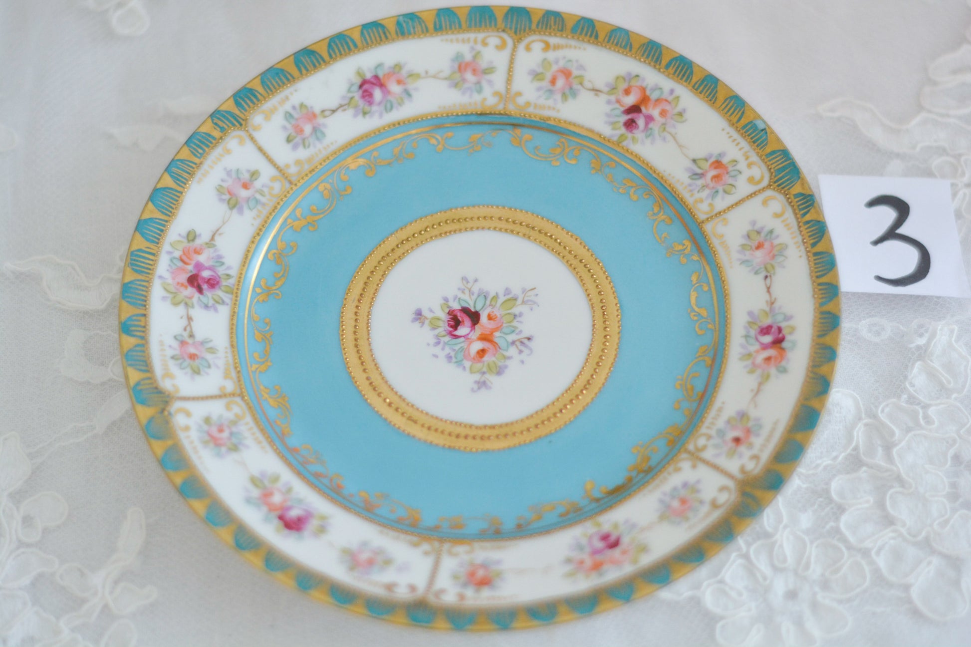 L&COという日本のメーカーのアンティーク里帰り品です。美しいターコイズブルーに金盛りの金彩、ハンドペイントで描かれた可憐なバラが上品なお品。1800年代後半頃からノリタケをはじめ日本からたくさんのメーカーが英国やアメリカに陶磁器を輸出していました。L&COは英国の老舗デパートリバティで販売されていたと言われています。キラキラしたティーセットがデパートに並べられている風景は、当時の人々の目と心を楽しませていたことでしょう。オールドニッポンの美しいティーカップでティータイムをお楽しみください。