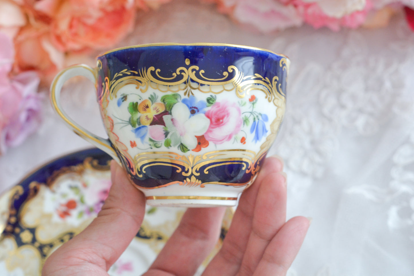 コバルトブルーにハンドペイントで描かれた花々と金彩の模様がとっても豪華なデュオです。たくさんの花々がハンドペイントで描かれていて、美しいコバルトブルーに調和しています。コバルトブルーと金彩の組み合わせはやはり最高!とても豪華です。カップに1ヶ所、小さなヘアラインがあるためお値打ち価格になっています。