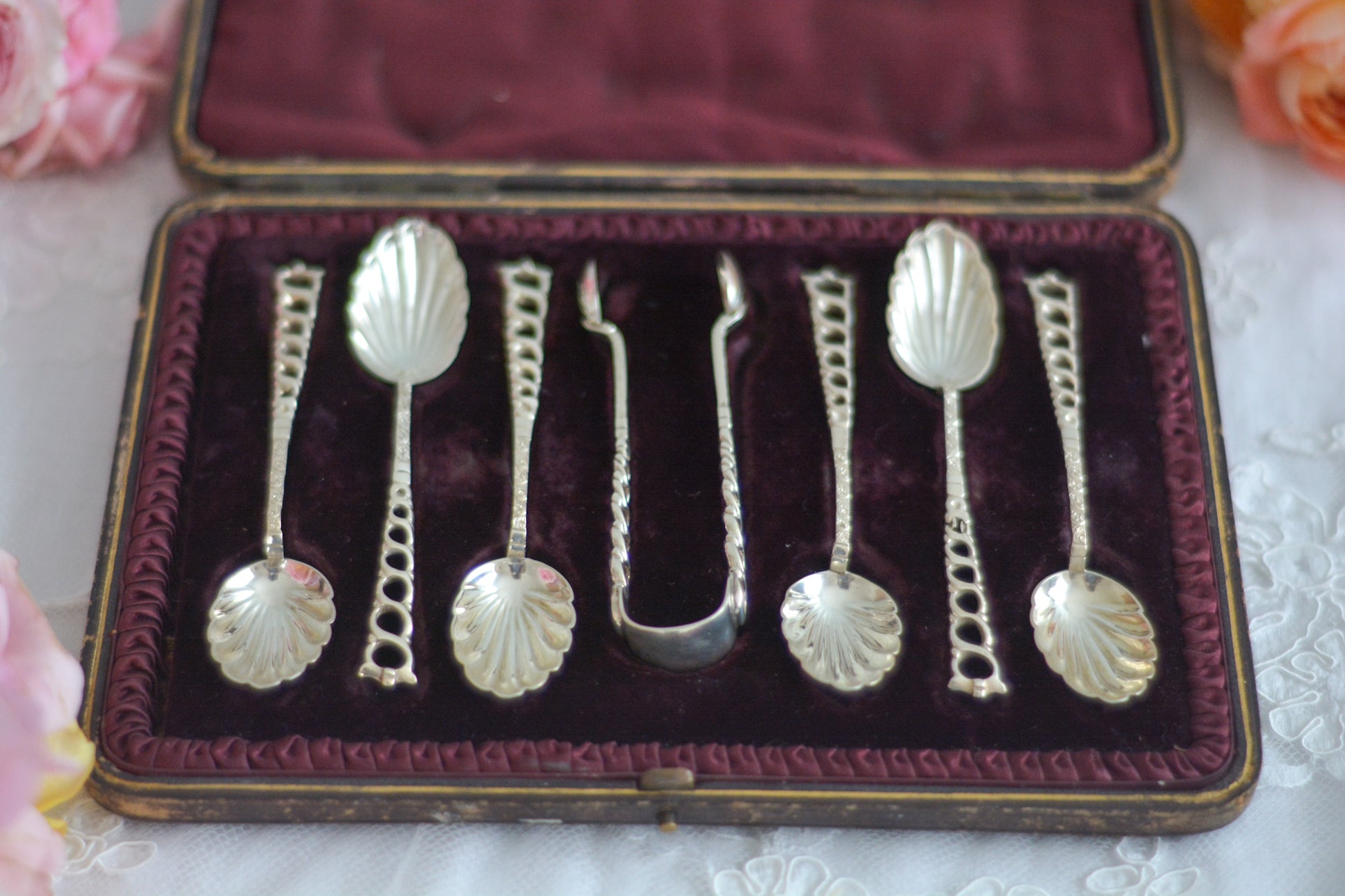 シェルの形のスプーンに持ち手は透かし模様になっている、とても素敵なスプーン6本とシュガートング1本のセット。ティータイムやおもてなしにぴったりです。純銀のスプーンはやっぱり豪華でいいですね。箱は外側は経年の傷などはありますが、中はビロードと蓋にはシルクが使われていて贅沢な作りになっています。状態も箱の中は比較的綺麗な状態です。スプーンの持ち手にリペアと小さな傷があるためお値打ち価格になっています。
