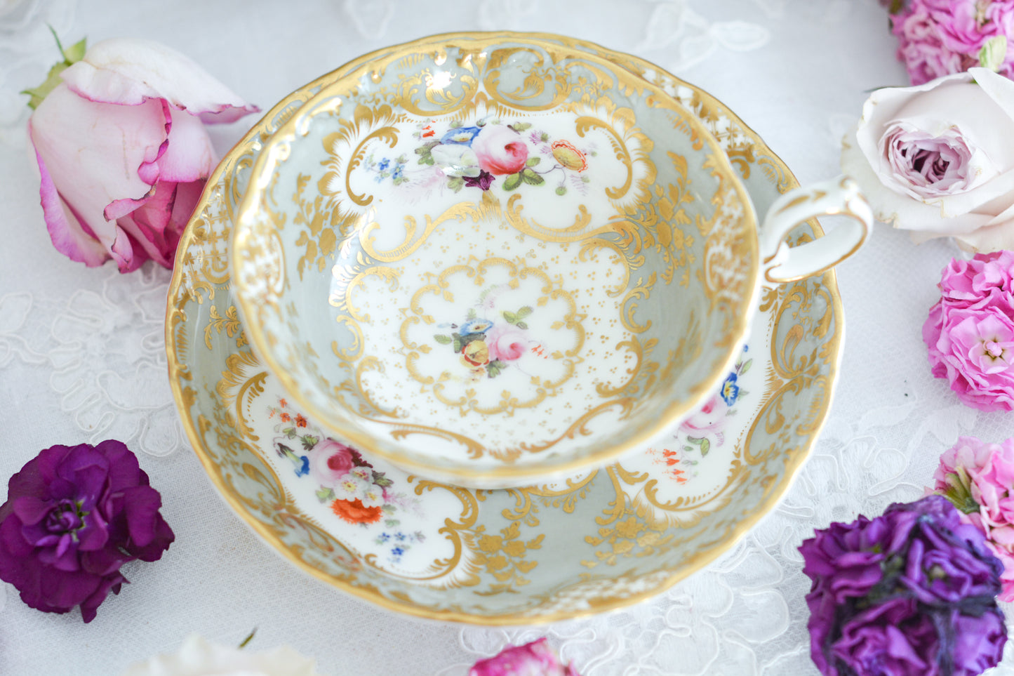 優雅なデザインが人気の、ミントンQシェイプ。グレーカラーにハンドペイントで描かれた花々と金彩の繊細な模様。優美なシェイプ。調和された美しさ。本当に素晴らしいです。テーカップなのですが、芸術品のよう。ティータイムが貴族だけの楽しみだった頃、元のオーナーはこのカップで華やかなティータイムを楽しんでいたことでしょう。180年経ったいまでも美しい状態で残っていることにも感動します。