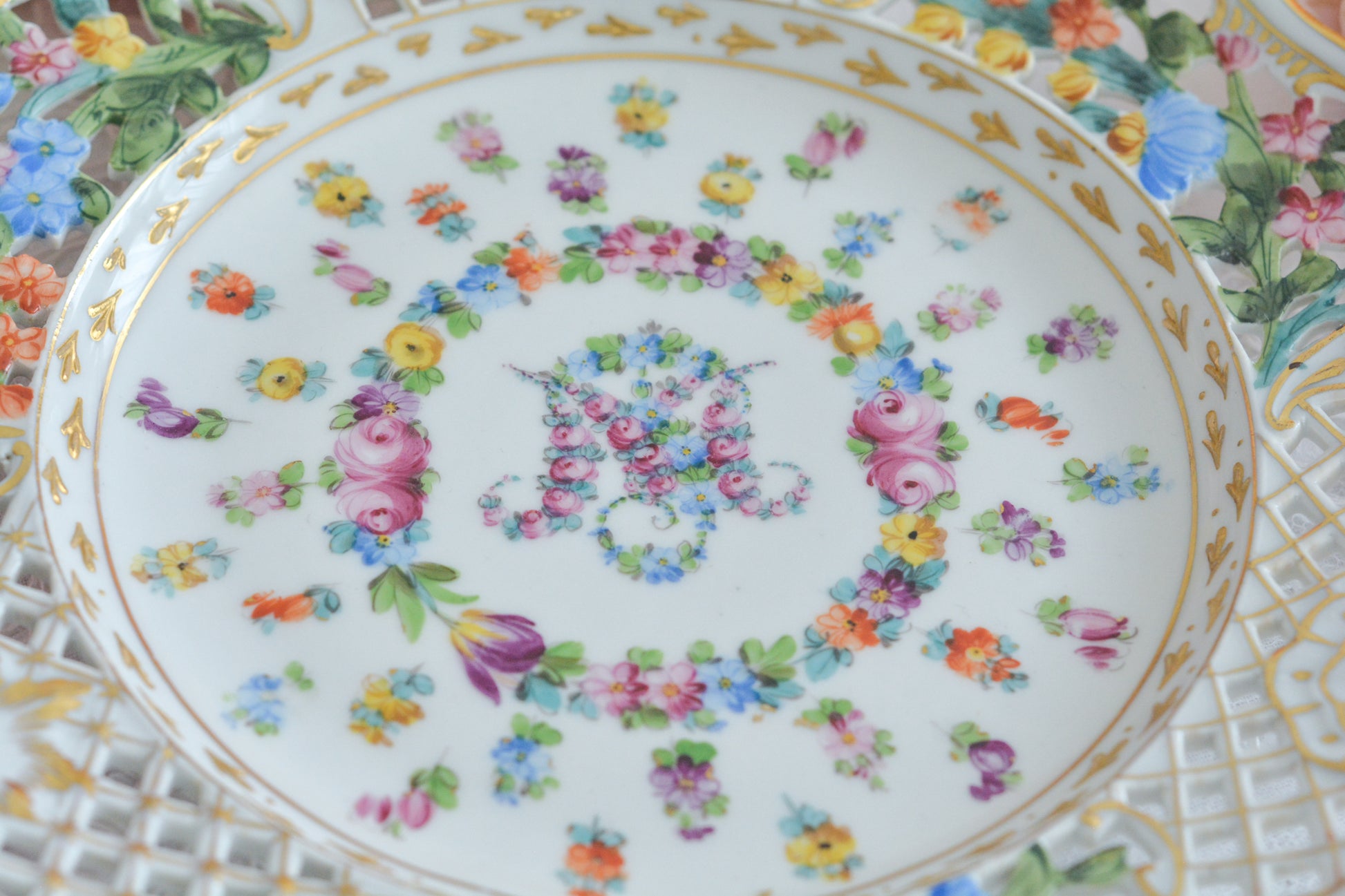 オーストリアの「国の母」とたたえられたハプスブルグ家の女帝「マリア・テレジア」。のちにフランス国王ルイ16世に嫁いだマリー・アントワネットの母でもあります。その名前にふさわしく、また、ウィーンの煌びやかな芸術や宮殿を思わせるような華やかで美しい世界観のプレートです。カール・ティーメの素晴らしいハンドペイントの絵付けをお楽しみください。