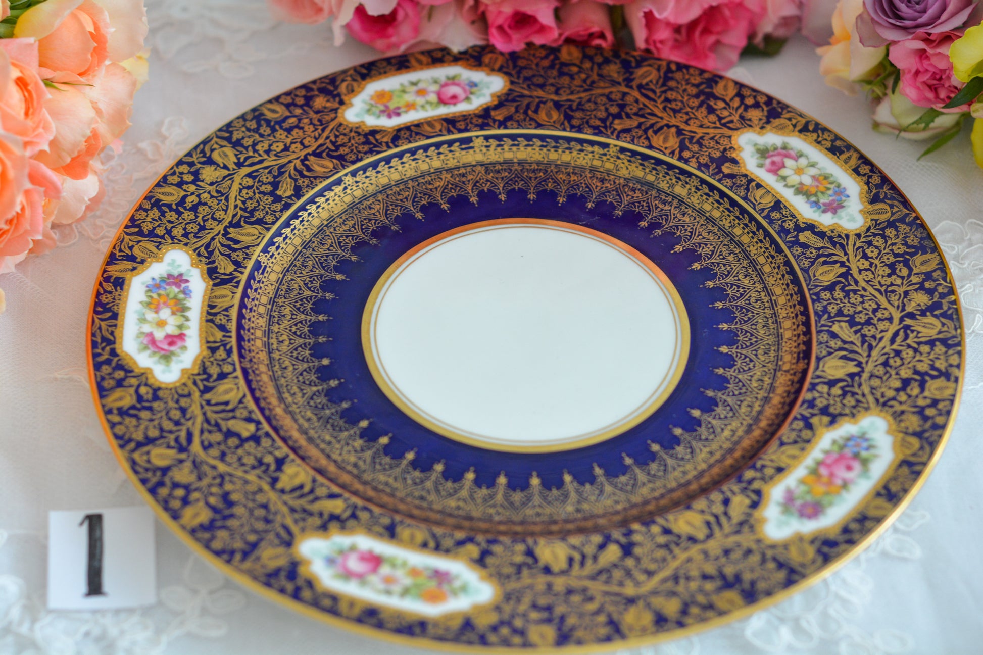 ジョージ・ジョーンズ・クレッセントの大変豪華なプレートがやってきました。コバルトブルーに金彩の繊細で美しい模様が印象的です。テーブルの華になりますね。豪華だけれど、クレッセントらしい優しげな雰囲気も持ち合わせています。ディナープレートとしてはもちろん、サービングプレートとしてもお使いいただけます。テーブルコーディネートの主役に、アクセントにぜひお楽しみくださいませ。こちらは全部で2枚在庫がございます。