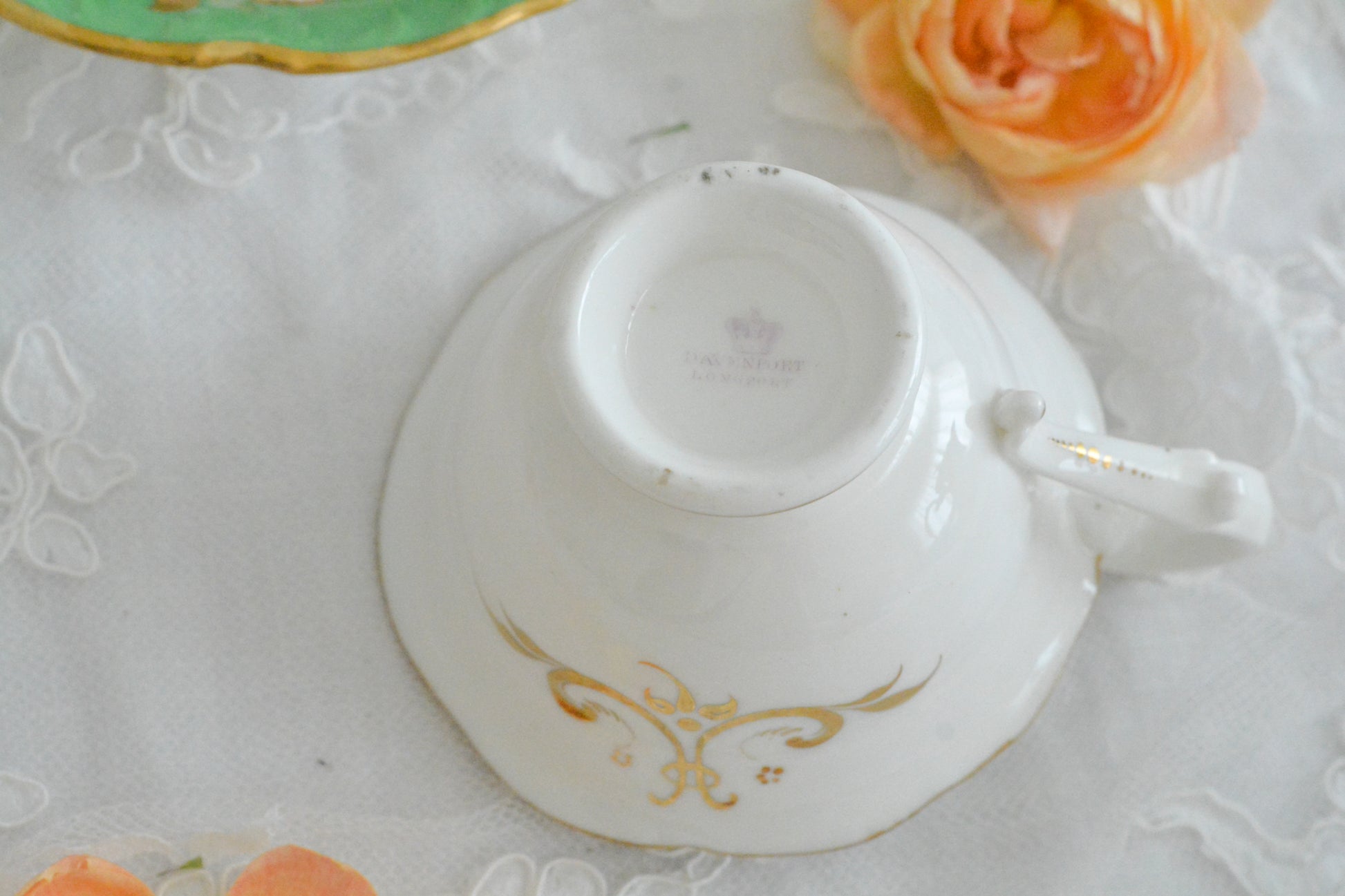 ダベンポートのロココリバイバルの優美なシェイプがとっても華やかで美しいトゥルートリオです。ダベンポート窯は1794年に創業し優れた磁器をたくさん製造していましたが、残念ながら1887年に廃業してしまいます。ハンドペイントの技術もとても優れていて美しい作品を残しています。トゥルートリオは、ティーカップ、コーヒーカップ、ソーサーのセットで、紅茶もコーヒーもどちらも楽しめるセットです。1800年代中頃まではトリオといえばこちらのtフルートリオが主流でした。ダベンポートらしい、美しい花々と優美なシェイプの心躍るカップです。