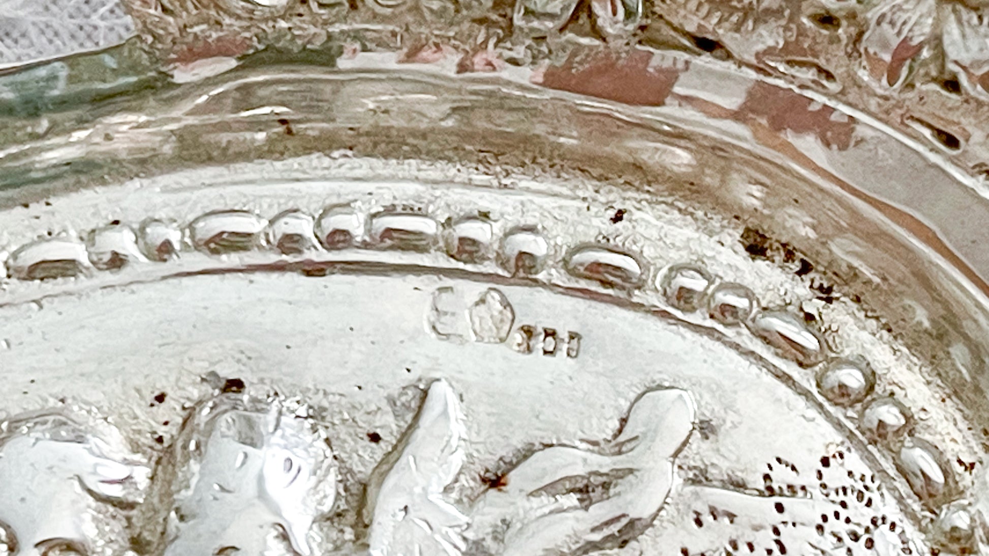 天使にリボンと薔薇のガーランドのピアス細工がとても愛らしく美しいボンボンディッシュです。 こちらはドイツで作られてイギリスに輸入されたお品です。繊細なピアス細工(透かし模様)に可愛らしい天使達がとても美しいお品です。ボンボンディッシュとはチョコレートやキャンディーなど小さなお菓子を入れて、ゲストがつまめるようにテーブルなどに置いておくためのお皿で、テーブルやお部屋に置かれていました。小ぶりなお皿で、ちょっとしたお菓子を乗せるのにぴったりです。