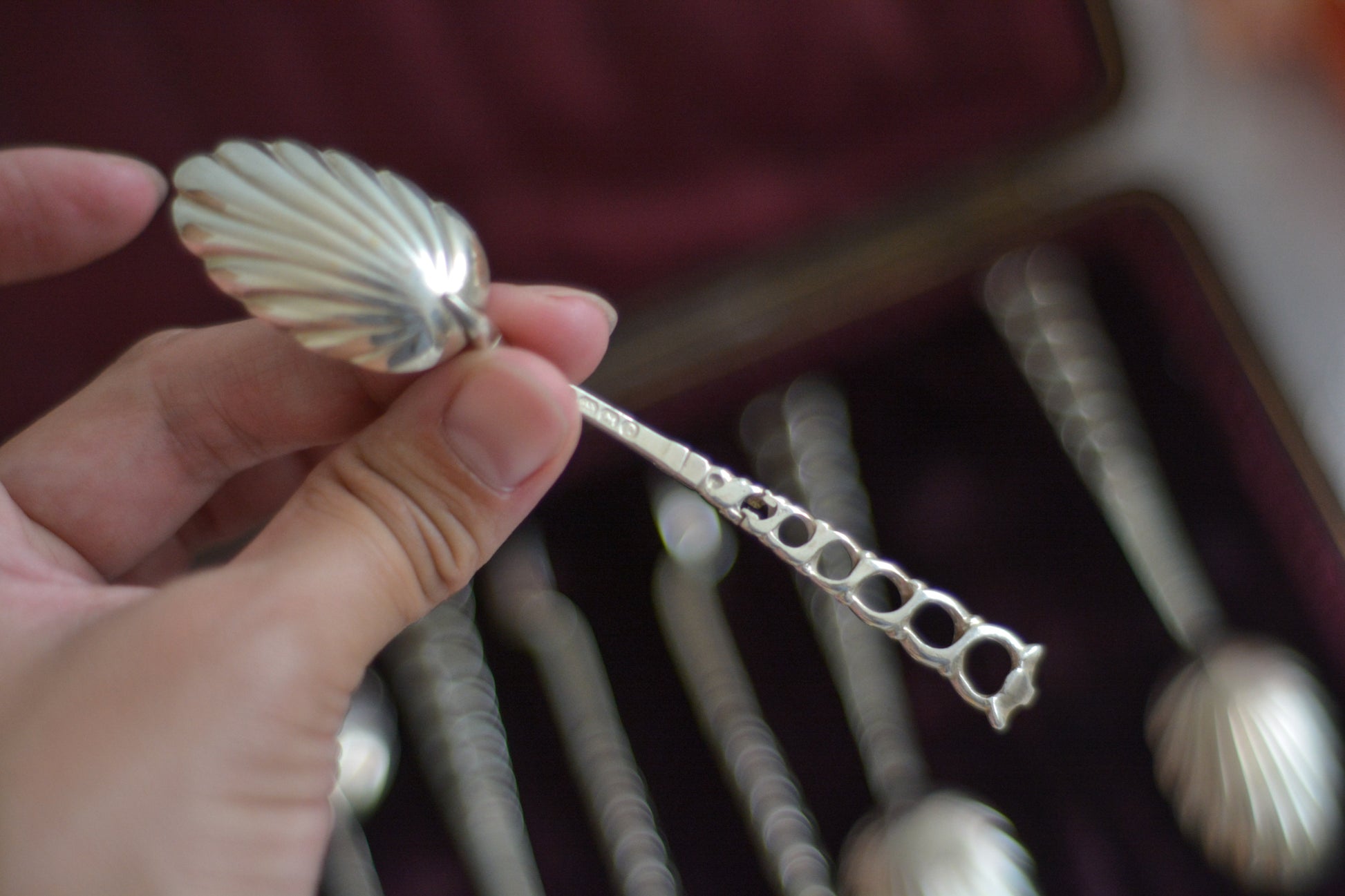 シェルの形のスプーンに持ち手は透かし模様になっている、とても素敵なスプーン6本とシュガートング1本のセット。ティータイムやおもてなしにぴったりです。純銀のスプーンはやっぱり豪華でいいですね。箱は外側は経年の傷などはありますが、中はビロードと蓋にはシルクが使われていて贅沢な作りになっています。状態も箱の中は比較的綺麗な状態です。スプーンの持ち手にリペアと小さな傷があるためお値打ち価格になっています。