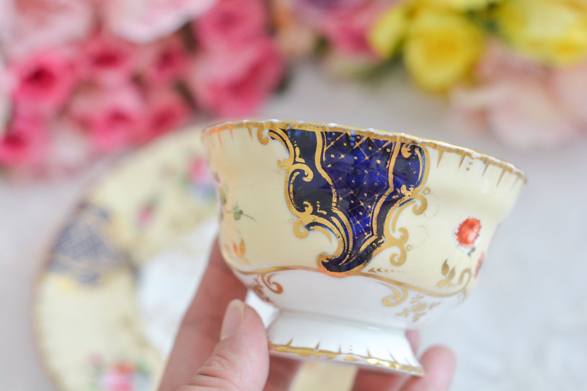 コープランドギャレットの1833年〜1847年頃に作られた貴重なカップ&ソーサーです。コープランド&ギャレット社は14年ほどしか稼働していなかったのですが、この時に作られたカップは優美で、長い時を経た現代においても人々を魅了しています。こちらのカップも優美なシェイプ、ハンドペイントで描かれた花々は上品で美しく見惚れてしまうほど。長い年月を経てやってきてくれた美しいカップをぜひご覧ください。