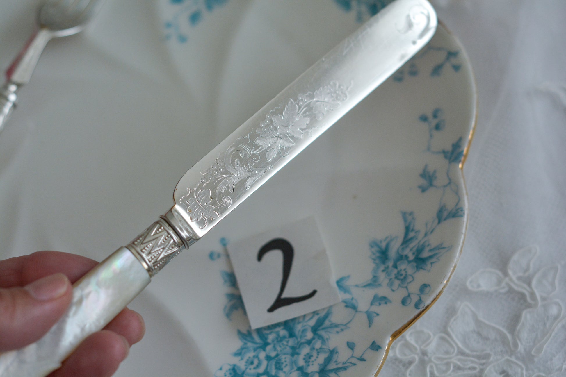 白蝶貝ハンドルと人気の丸刃のカトラリー。こちらは白蝶貝にも手彫りで模様が彫られています。シルバープレートのブレードに少しスレが見られます(状態を考慮した価格になっております)が、白蝶貝の優しい輝きと繊細な模様がとても美しいお品です。こちらは1組(フォークとナイフ2本セット)からご購入いただけます。①〜③からお選びください。