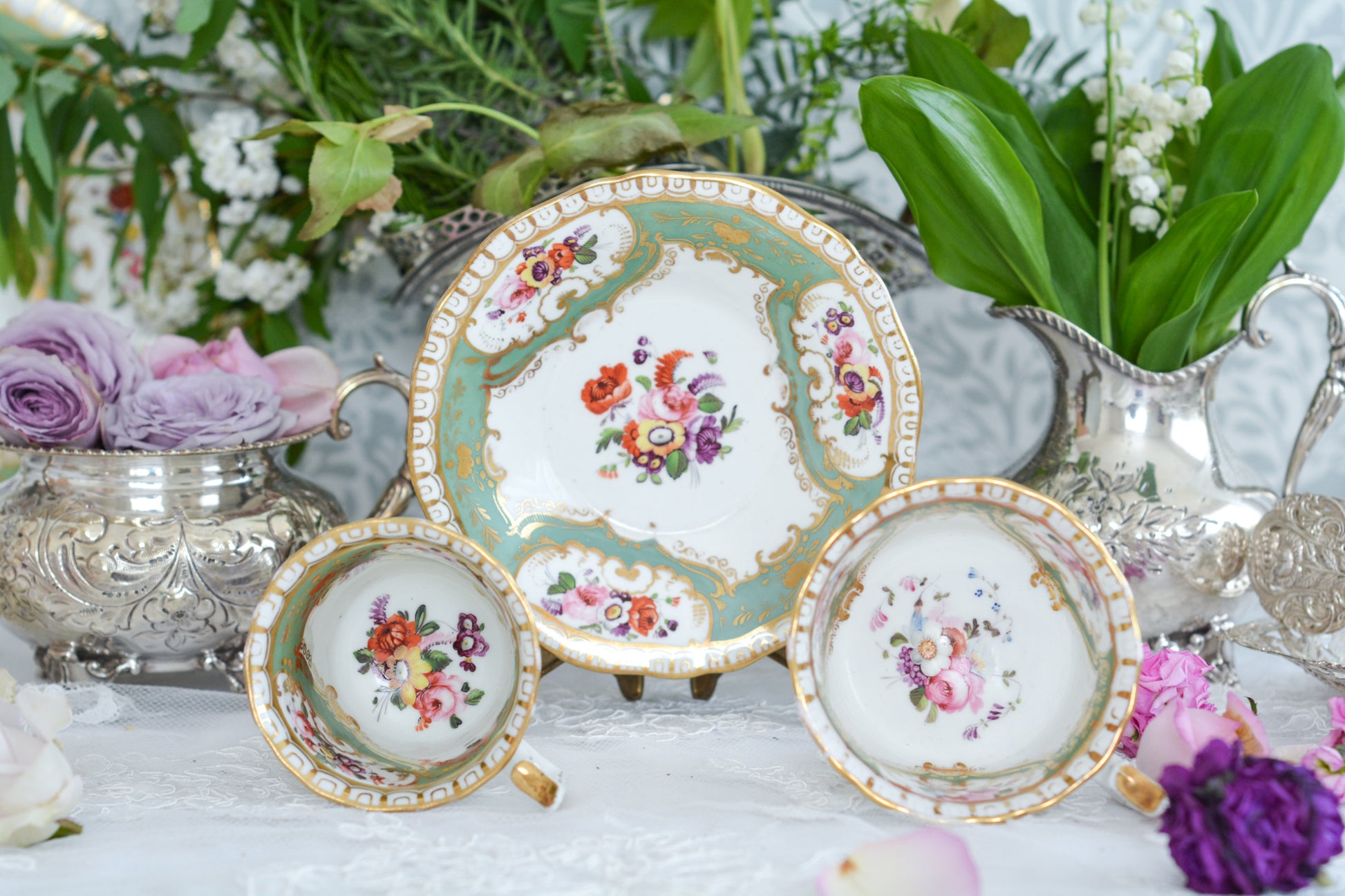 オールドイングリッシュハンドルが凛々しいトゥルートリオ。アップルグリーンの爽やかな色合いにハンドペイントで描かれた美しい花々が映えます。トゥルートリオは、ティーカップ、コーヒーカップ、ソーサーのセットでヴィクトリア時代の初期頃まではトリオといえばこちらが主流でした。今ではとても貴重になっています。紅茶もコーヒーも楽しめるのがいいですね。トゥルートリオとデザートプレートのセットです。