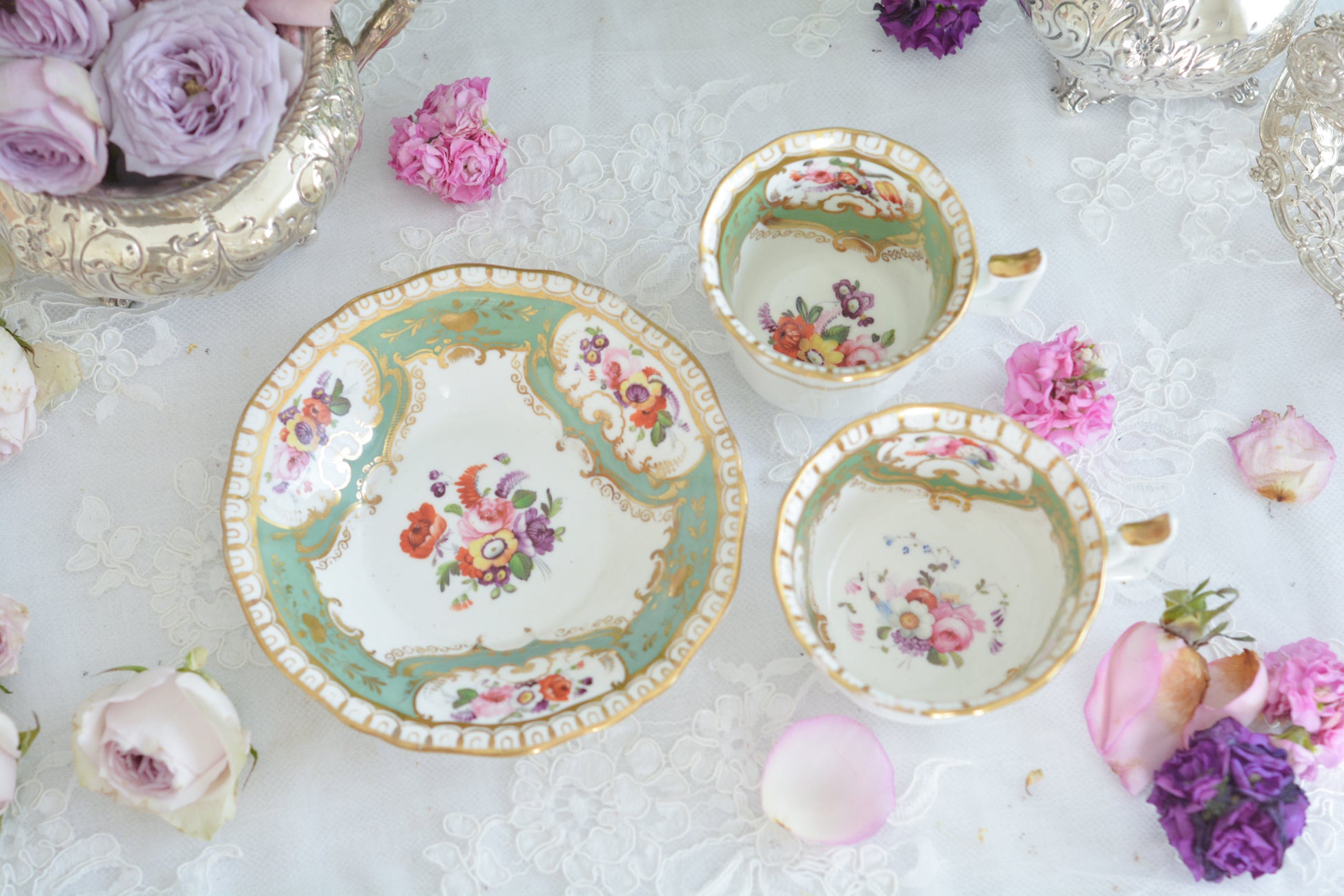 オールドイングリッシュハンドルが凛々しいトゥルートリオ。アップルグリーンの爽やかな色合いにハンドペイントで描かれた美しい花々が映えます。トゥルートリオは、ティーカップ、コーヒーカップ、ソーサーのセットでヴィクトリア時代の初期頃まではトリオといえばこちらが主流でした。今ではとても貴重になっています。紅茶もコーヒーも楽しめるのがいいですね。トゥルートリオとデザートプレートのセットです。