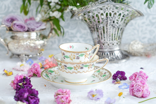 1820年代に作られたエトラスカンシェイプのトゥルートリオ。エトラスカンシェイプはエンパイアシェイプに似ていますね。ハンドルが三角形なのも特徴の一つ。模様から貴重なジョン・ローズ期のコールポートの作品でないかと推察しています。セーブルの影響を受けたバラとコーンフラワーの模様がとても美しいお品。200年ほど前に作られたお品で、僅かな貫入はありますが、艶もあってとても美しいままの状態で当店に来てくれました。ジョン・ローズ期のお品はほとんどお目にかかれないのでとても嬉しく思っています。