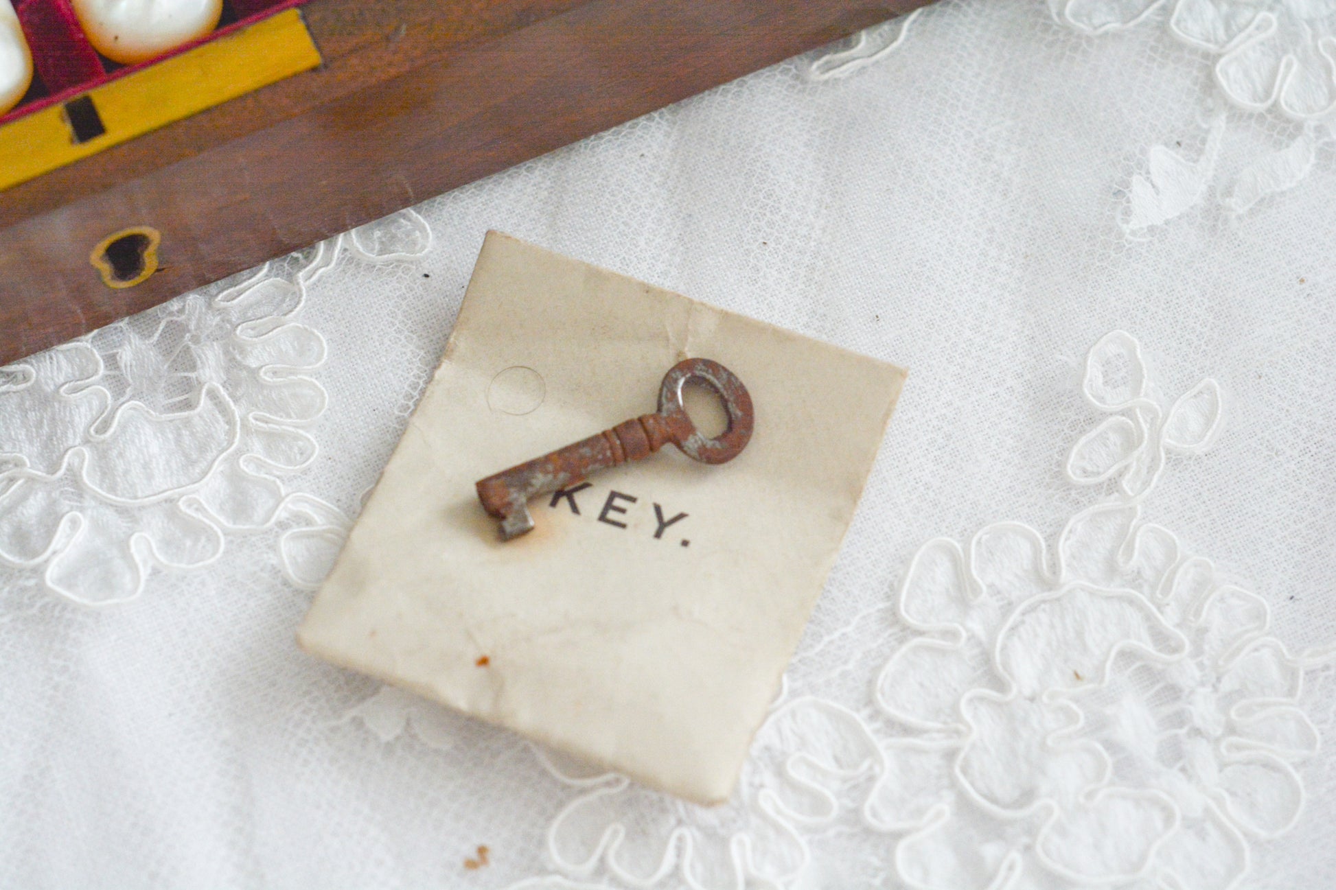 オークの木箱に入った白蝶貝ハンドルのカトラリーセット。元はフォーク&ナイフ12組のセットだったと思いますが今は8組のセットになっていて、同じシリーズではありませんが、サービングスプーンとサービングナイフがセットに加えられています。繊細な彫刻と白蝶貝の優しい輝きがとても美しいセットです。白蝶貝もたっぷりと使われていて贅沢なお品です。