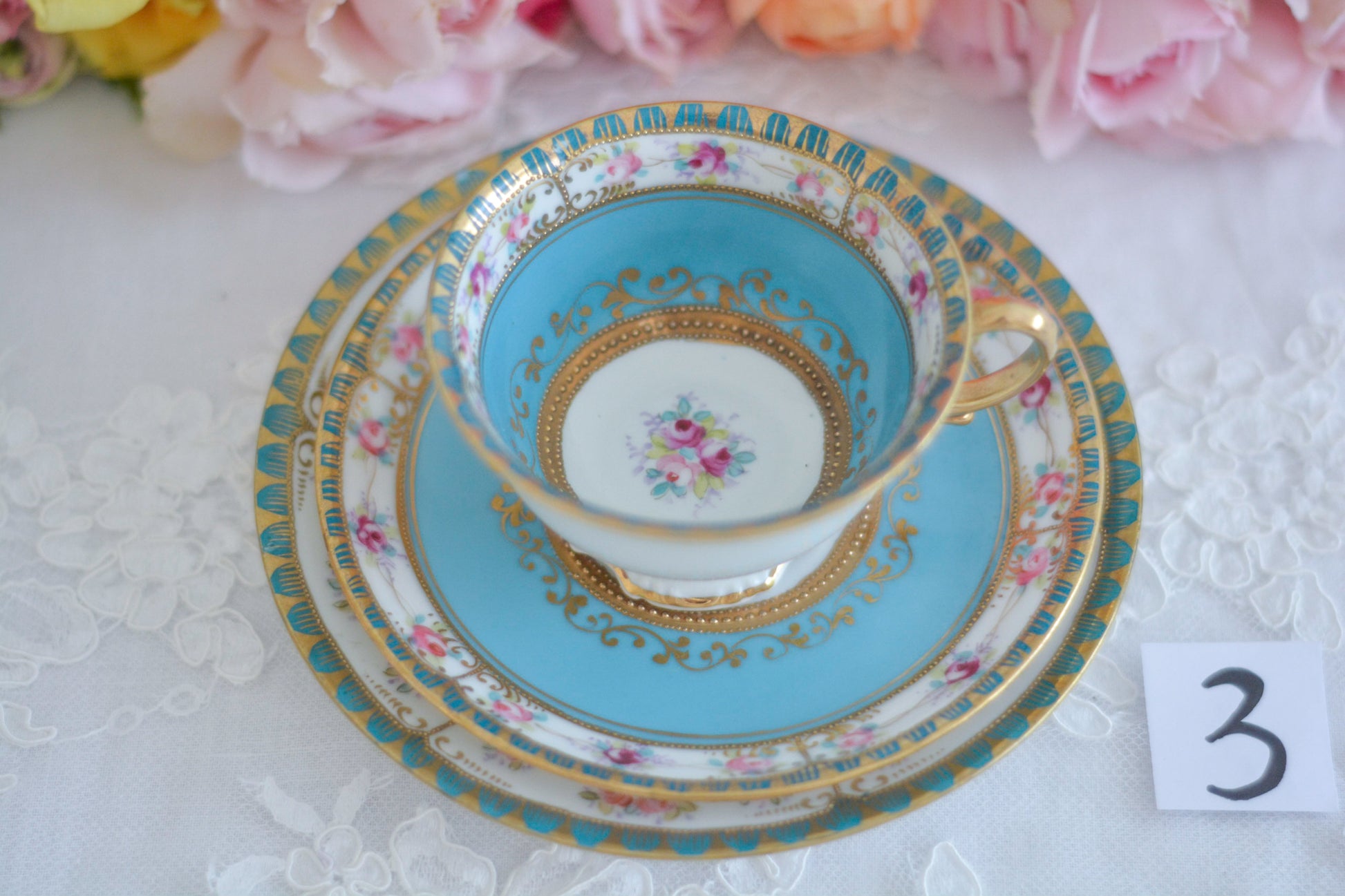 L&COという日本のメーカーのアンティーク里帰り品です。美しいターコイズブルーに金盛りの金彩、ハンドペイントで描かれた可憐なバラが上品なお品。1800年代後半頃からノリタケをはじめ日本からたくさんのメーカーが英国やアメリカに陶磁器を輸出していました。L&COは英国の老舗デパートリバティで販売されていたと言われています。キラキラしたティーセットがデパートに並べられている風景は、当時の人々の目と心を楽しませていたことでしょう。オールドニッポンの美しいティーカップでティータイムをお楽しみください。