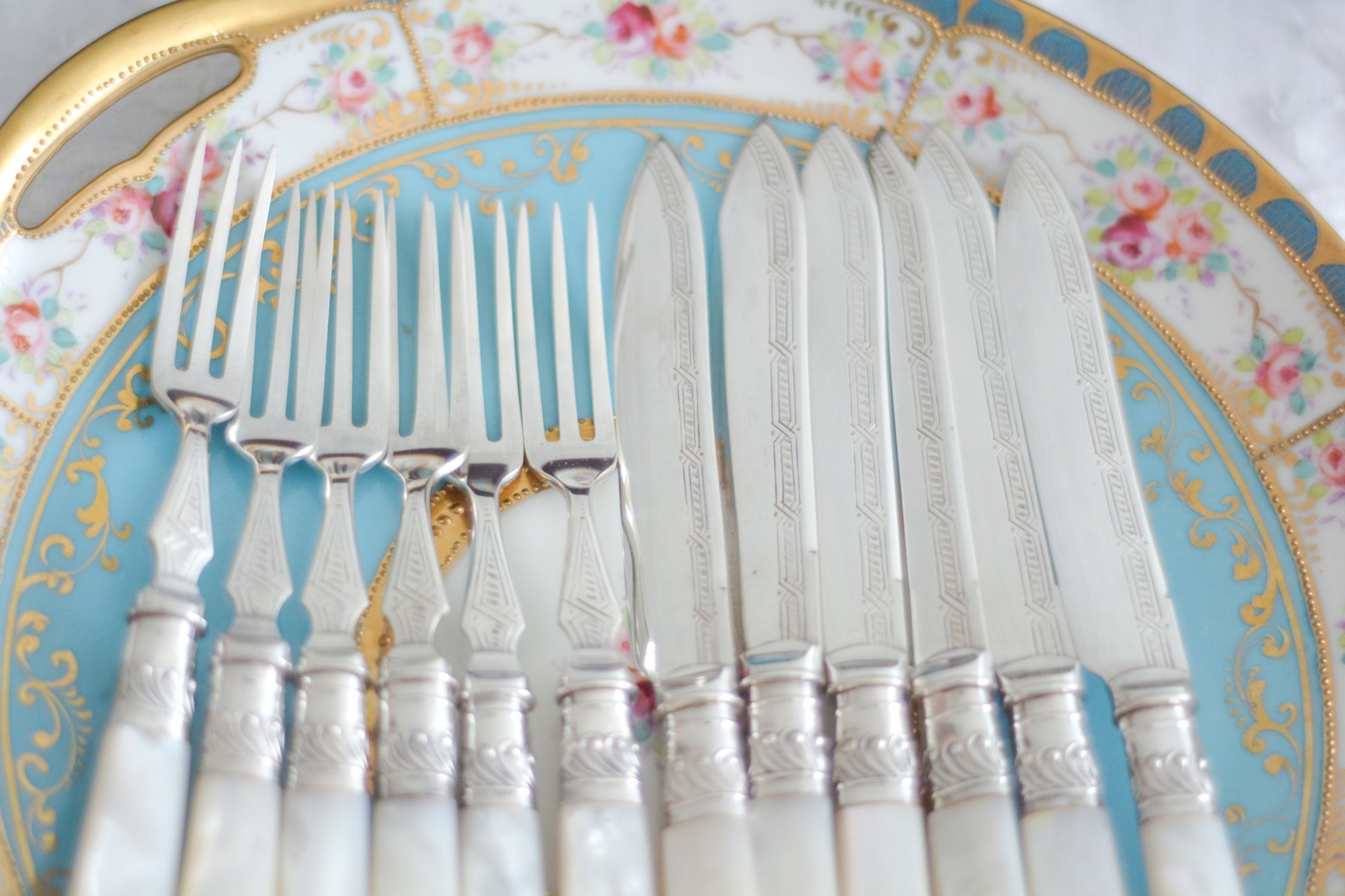 美しい木箱に入った白蝶貝ハンドルのデザートカトラリーセット。ディーラーさんから届いて開けてみると、当時の手紙が中に入っていてびっくりしました。結婚したお嬢様に宛てたお手紙です。大切なお嬢様の幸せを願ってご両親はこのカトラリーを贈られたのでしょう。持ち主は、大切に保管してもしかしたら未使用かもしれません。白蝶貝はマザーオブパールの名前の通り、真珠を生成する母貝です。子宝・子孫繁栄の象徴として、安産や子育てのお守りを願って白蝶貝ハンドルのカトラリーを結婚お祝いに贈ることが多かったのです。