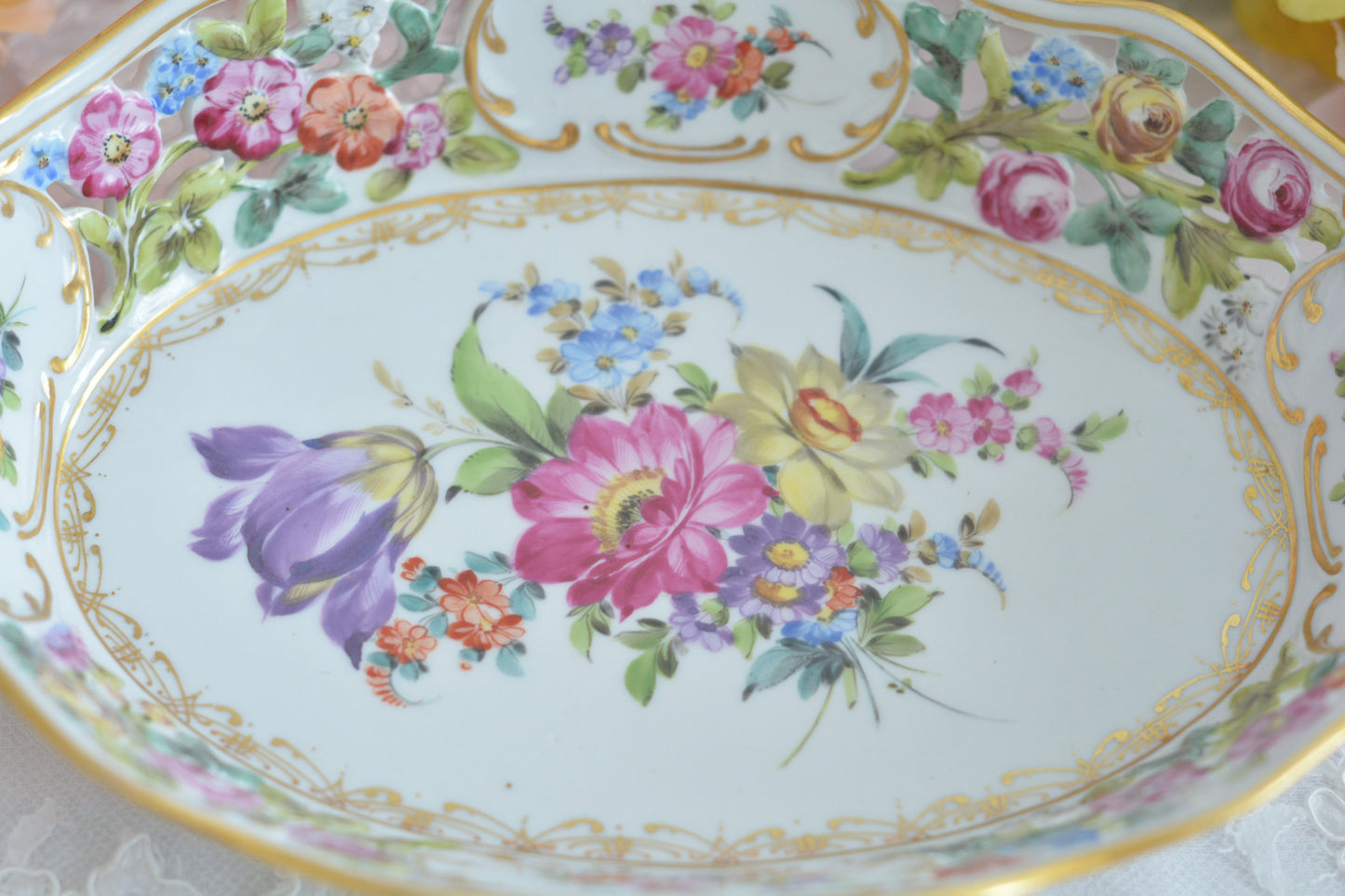 ドイツドレスデン、カール・ティーメ工房のバスケット。透かし模様にハンドペイントで花々が絵付けされていて大変豪華なお品です。持ち手もロープハンドルで凝った作りなのがさすがカール・ティーメ。ドレスデンの磁器は通常、素磁は仕入れて絵付のみを行っていますが、カール・ティーメ工房だけは素磁も自社で製造しています。ハンドペイントの技術も素晴らしく、とにかく美しい。こちらのバスケットも上から見ても横から見ても華やかで美しいバスケットとなっております。