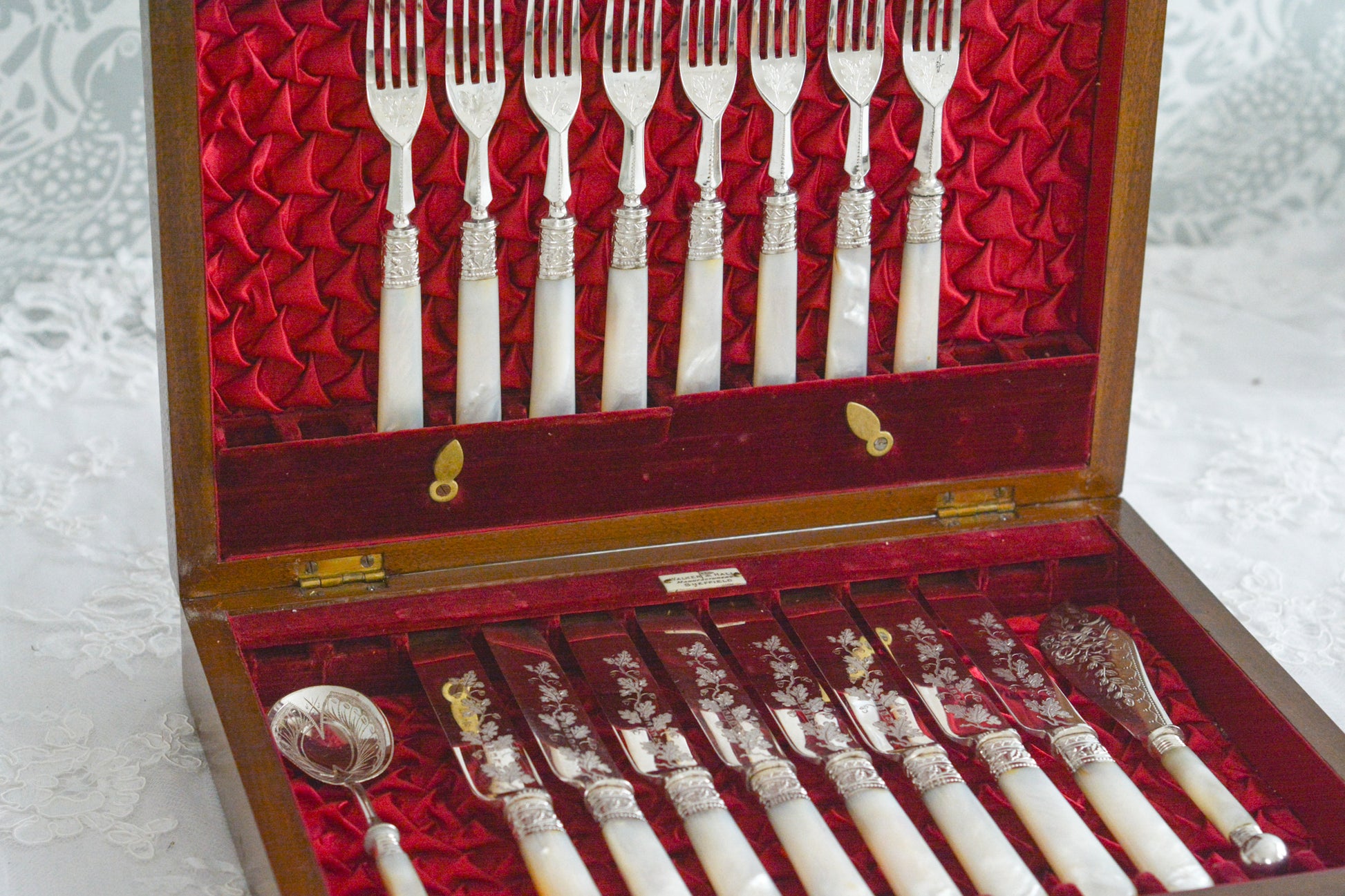 オークの木箱に入った白蝶貝ハンドルのカトラリーセット。元はフォーク&ナイフ12組のセットだったと思いますが今は8組のセットになっていて、同じシリーズではありませんが、サービングスプーンとサービングナイフがセットに加えられています。繊細な彫刻と白蝶貝の優しい輝きがとても美しいセットです。白蝶貝もたっぷりと使われていて贅沢なお品です。