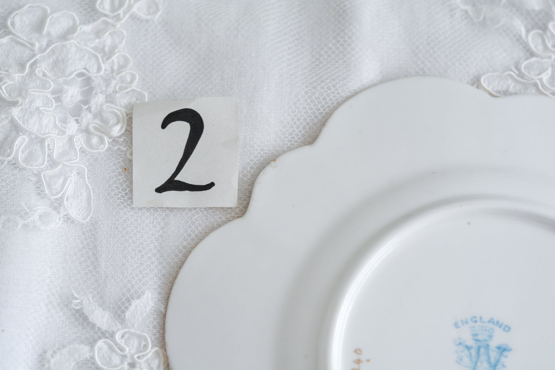 シェリーの前身、ワイルマンのパラダイスパターン貴重なティートリオです。このパラダイスパターンは、1890年に発表されたもので、ターコイズブルーの繊細な模様が大変美しいお品です。シェイプはデイジーシェイプと言われるシェイプで、美しい形にカップのハンドルも大変凝った作りになっています。探すのがとても困難なパラダイスパターンでぜひティータイムをお楽しみください。  こちらは①と②で状態が異なるため、コンディションをご確認いただき①〜②からお選びください。お揃いのプレートとミルクジャグも別で掲載しています。