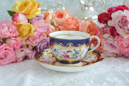 コバルトブルーにハンドペイントで描かれた花々と金彩の模様がとっても豪華なデュオです。たくさんの花々がハンドペイントで描かれていて、美しいコバルトブルーに調和しています。コバルトブルーと金彩の組み合わせはやはり最高!とても豪華です。カップに1ヶ所、小さなヘアラインがあるためお値打ち価格になっています。