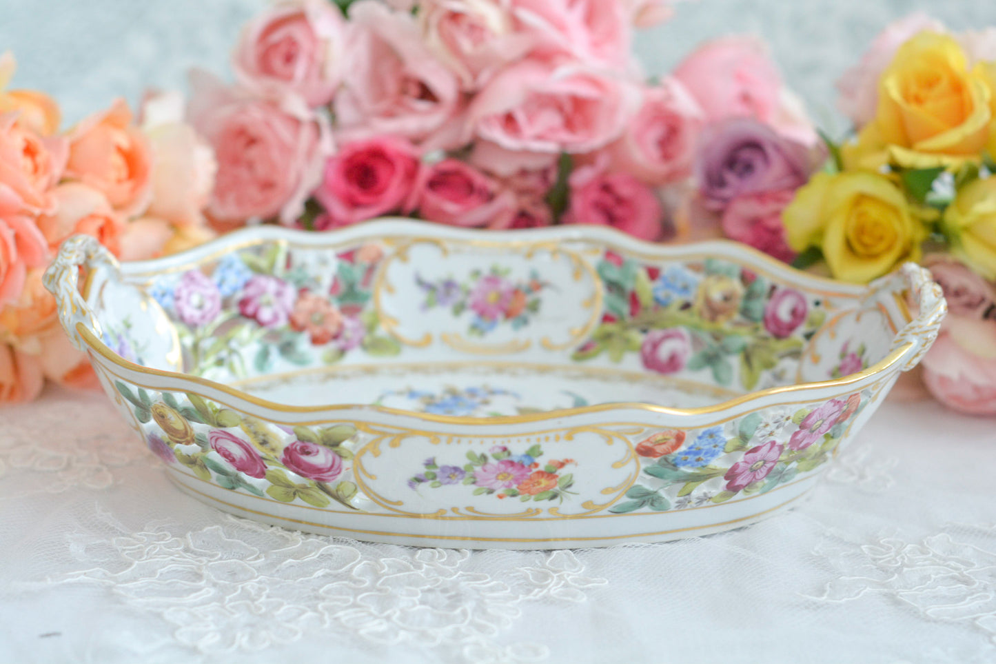 ドイツドレスデン、カール・ティーメ工房のバスケット。透かし模様にハンドペイントで花々が絵付けされていて大変豪華なお品です。持ち手もロープハンドルで凝った作りなのがさすがカール・ティーメ。ドレスデンの磁器は通常、素磁は仕入れて絵付のみを行っていますが、カール・ティーメ工房だけは素磁も自社で製造しています。ハンドペイントの技術も素晴らしく、とにかく美しい。こちらのバスケットも上から見ても横から見ても華やかで美しいバスケットとなっております。