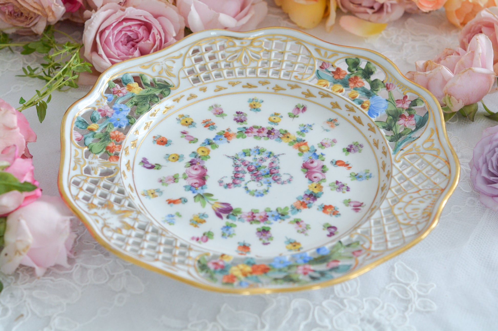 オーストリアの「国の母」とたたえられたハプスブルグ家の女帝「マリア・テレジア」。のちにフランス国王ルイ16世に嫁いだマリー・アントワネットの母でもあります。その名前にふさわしく、また、ウィーンの煌びやかな芸術や宮殿を思わせるような華やかで美しい世界観のプレートです。カール・ティーメの素晴らしいハンドペイントの絵付けをお楽しみください。