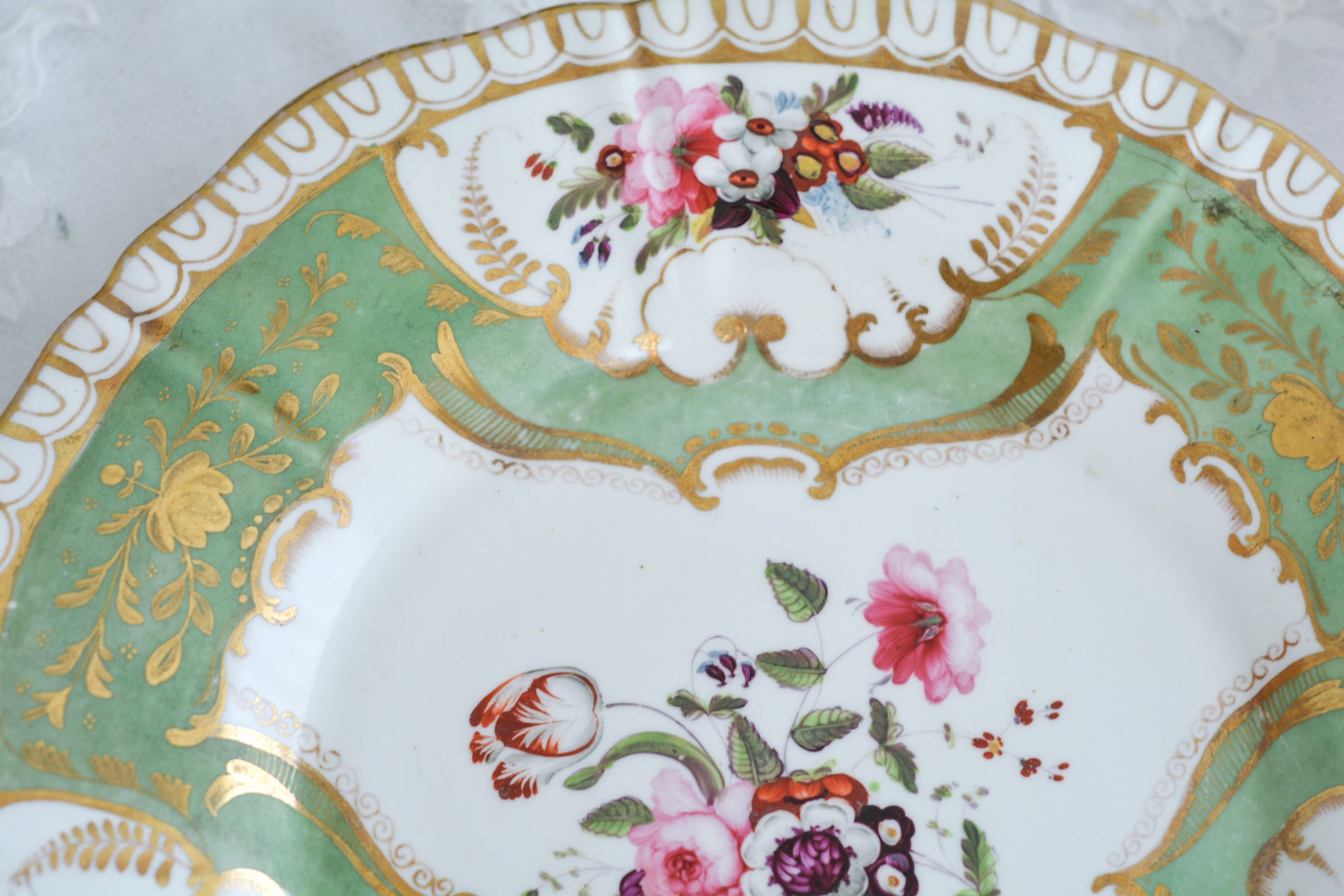 オールドイングリッシュハンドルが凛々しいトゥルートリオ。アップルグリーンの爽やかな色合いにハンドペイントで描かれた美しい花々が映えます。トゥルートリオは、ティーカップ、コーヒーカップ、ソーサーのセットでヴィクトリア時代の初期頃まではトリオといえばこちらが主流でした。今ではとても貴重になっています。紅茶もコーヒーも楽しめるのがいいですね。トゥルートリオとデザートプレートのセットです。