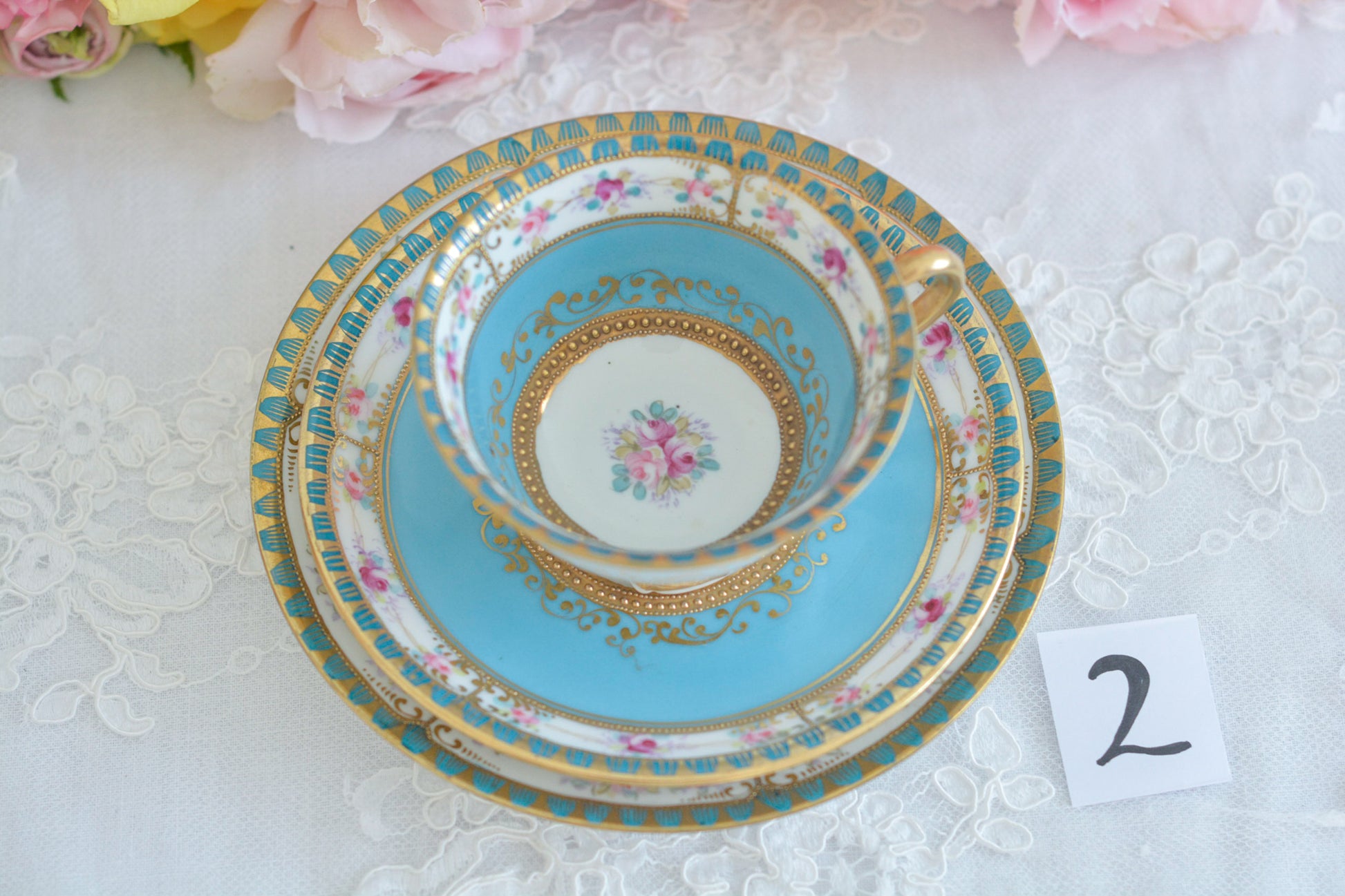 L&COという日本のメーカーのアンティーク里帰り品です。美しいターコイズブルーに金盛りの金彩、ハンドペイントで描かれた可憐なバラが上品なお品。1800年代後半頃からノリタケをはじめ日本からたくさんのメーカーが英国やアメリカに陶磁器を輸出していました。L&COは英国の老舗デパートリバティで販売されていたと言われています。キラキラしたティーセットがデパートに並べられている風景は、当時の人々の目と心を楽しませていたことでしょう。オールドニッポンの美しいティーカップでティータイムをお楽しみください。