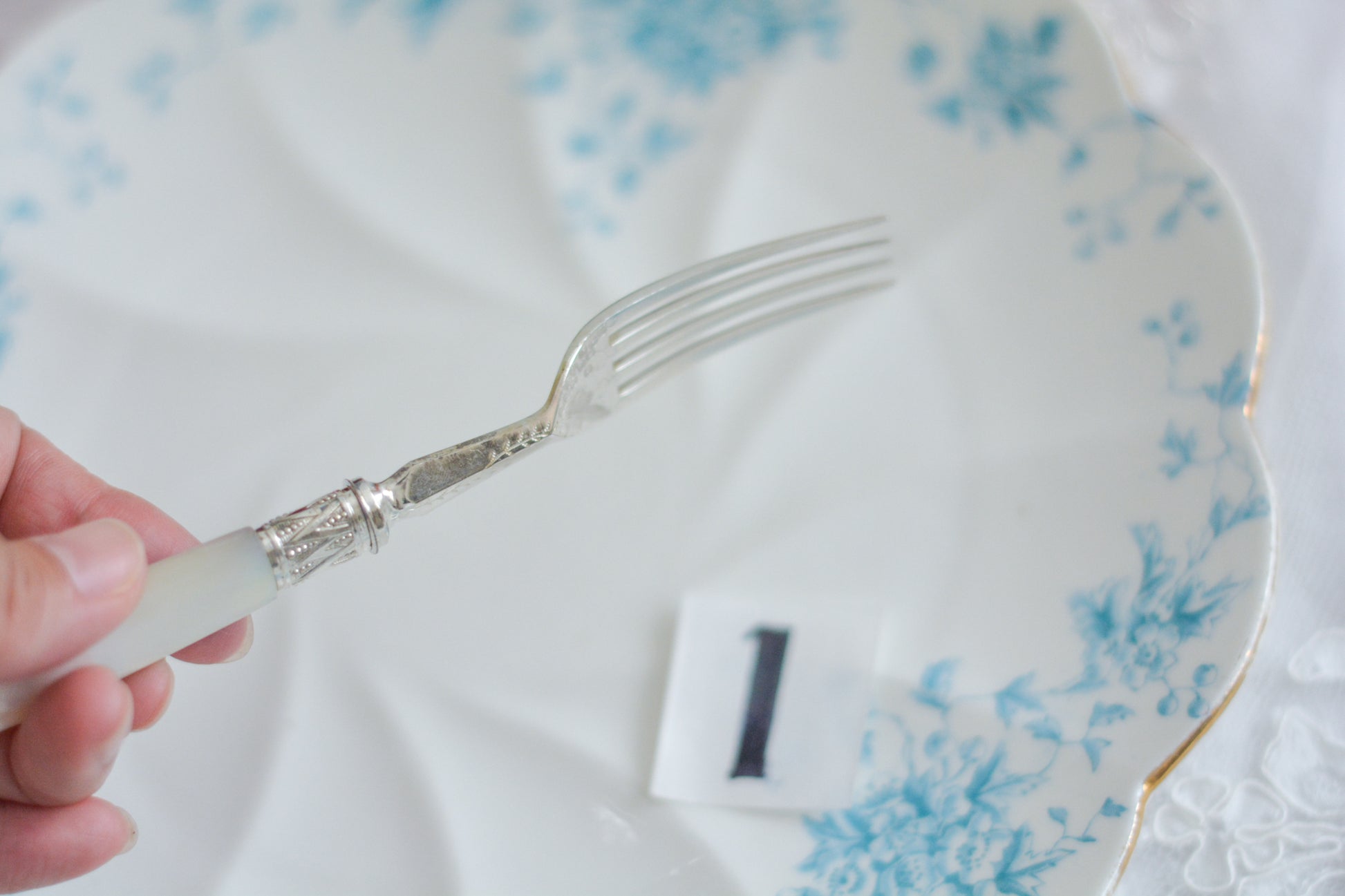 白蝶貝ハンドルと人気の丸刃のカトラリー。こちらは白蝶貝にも手彫りで模様が彫られています。シルバープレートのブレードに少しスレが見られます(状態を考慮した価格になっております)が、白蝶貝の優しい輝きと繊細な模様がとても美しいお品です。こちらは1組(フォークとナイフ2本セット)からご購入いただけます。①〜③からお選びください。