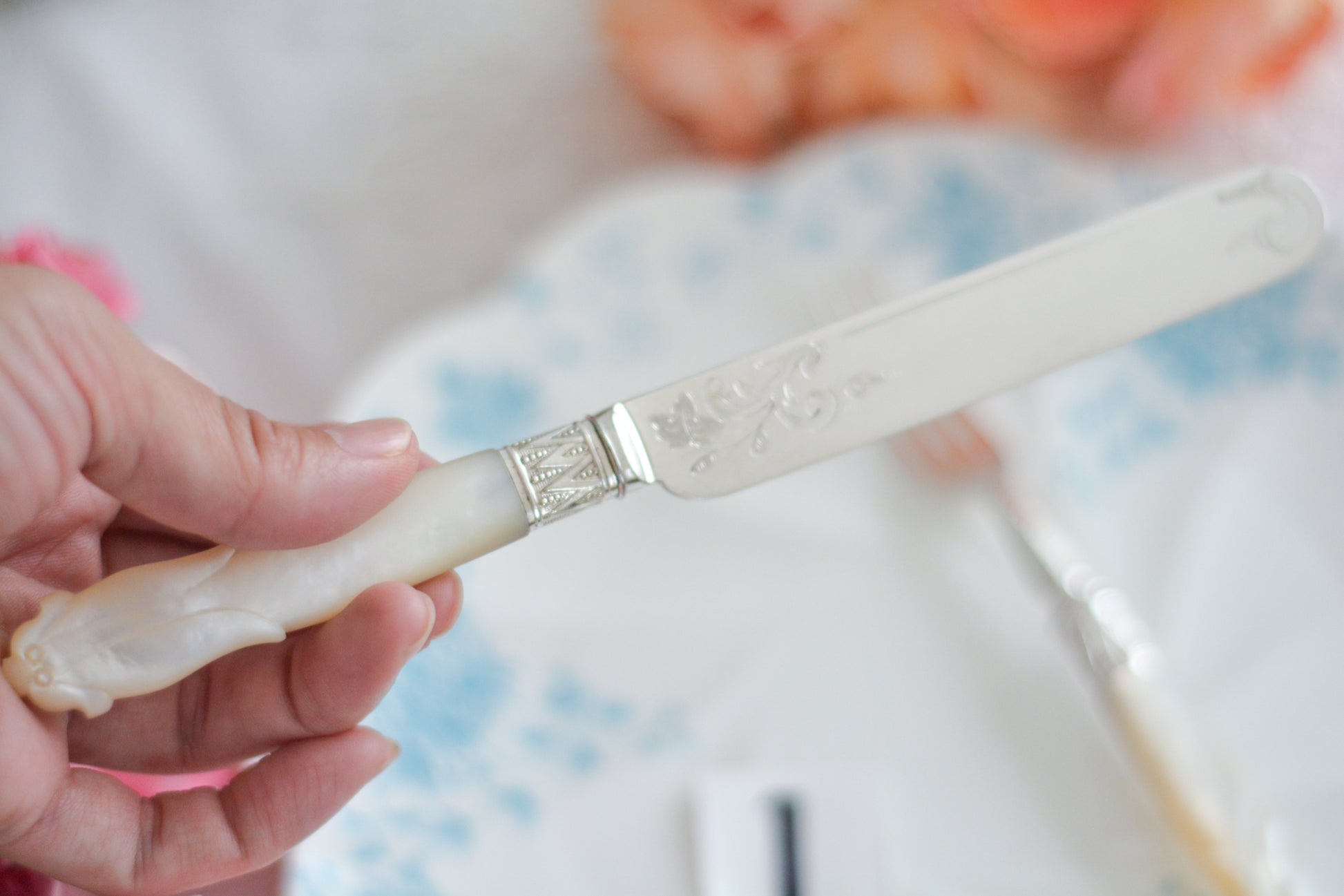 白蝶貝ハンドルと人気の丸刃のカトラリー。こちらは白蝶貝にも手彫りで模様が彫られています。シルバープレートのブレードに少しスレが見られます(状態を考慮した価格になっております)が、白蝶貝の優しい輝きと繊細な模様がとても美しいお品です。こちらは1組(フォークとナイフ2本セット)からご購入いただけます。①〜③からお選びください。