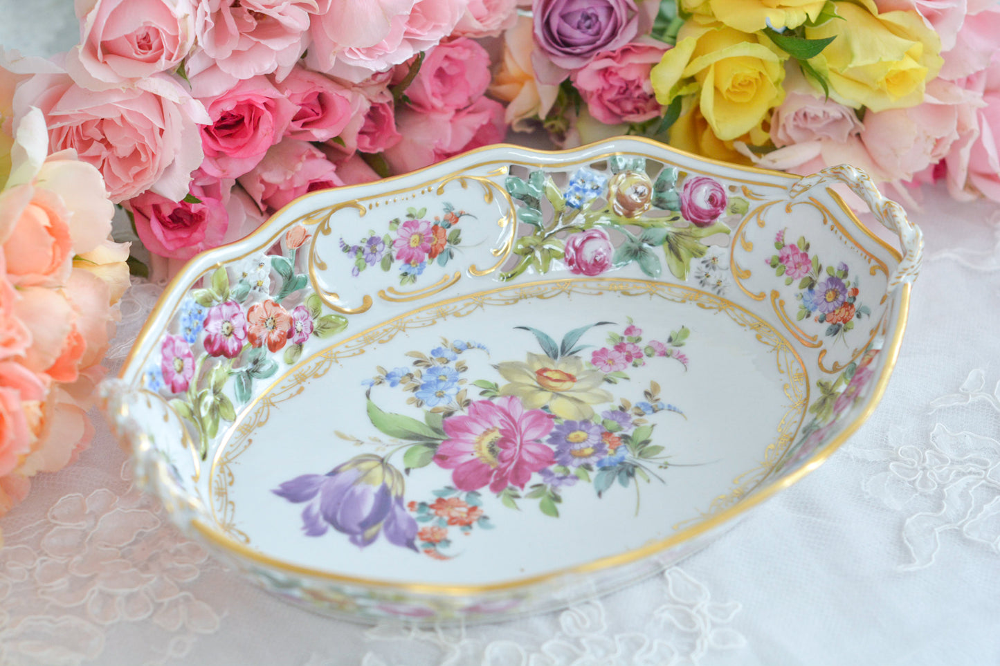 ドイツドレスデン、カール・ティーメ工房のバスケット。透かし模様にハンドペイントで花々が絵付けされていて大変豪華なお品です。持ち手もロープハンドルで凝った作りなのがさすがカール・ティーメ。ドレスデンの磁器は通常、素磁は仕入れて絵付のみを行っていますが、カール・ティーメ工房だけは素磁も自社で製造しています。ハンドペイントの技術も素晴らしく、とにかく美しい。こちらのバスケットも上から見ても横から見ても華やかで美しいバスケットとなっております。