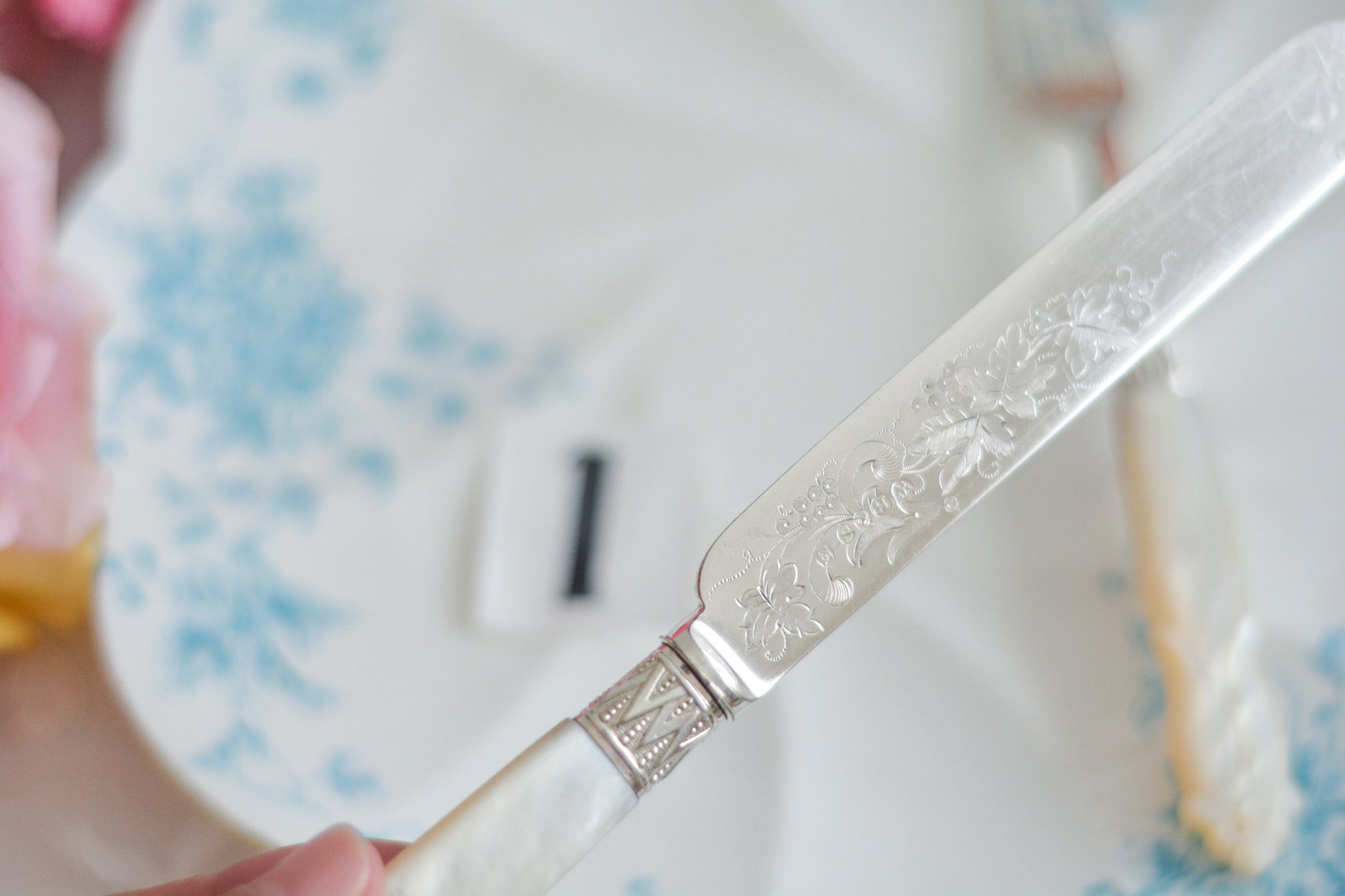 白蝶貝ハンドルと人気の丸刃のカトラリー。こちらは白蝶貝にも手彫りで模様が彫られています。シルバープレートのブレードに少しスレが見られます(状態を考慮した価格になっております)が、白蝶貝の優しい輝きと繊細な模様がとても美しいお品です。こちらは1組(フォークとナイフ2本セット)からご購入いただけます。①〜③からお選びください。