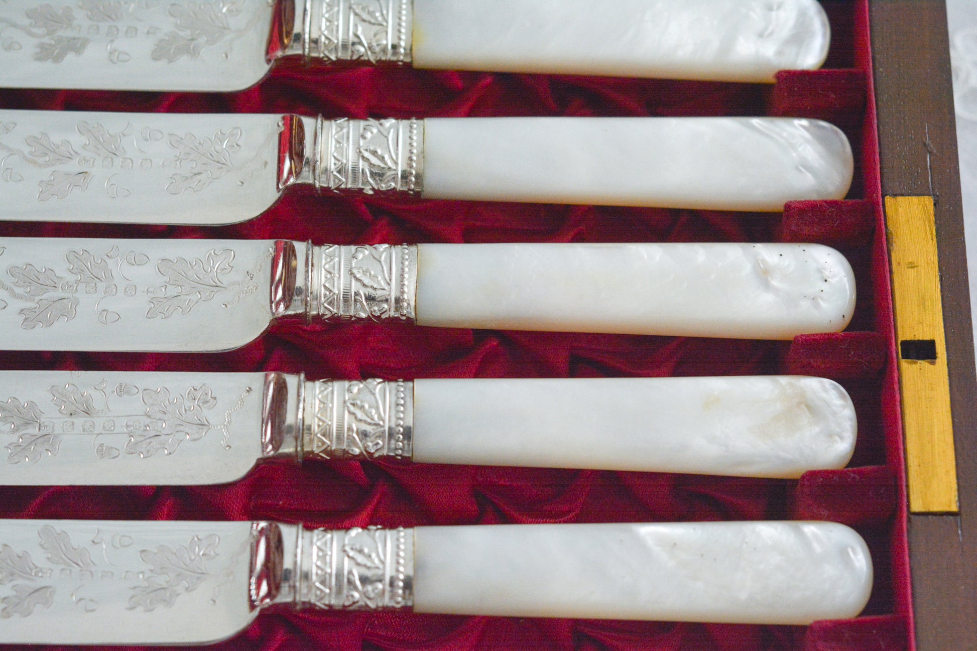 オークの木箱に入った白蝶貝ハンドルのカトラリーセット。元はフォーク&ナイフ12組のセットだったと思いますが今は8組のセットになっていて、同じシリーズではありませんが、サービングスプーンとサービングナイフがセットに加えられています。繊細な彫刻と白蝶貝の優しい輝きがとても美しいセットです。白蝶貝もたっぷりと使われていて贅沢なお品です。