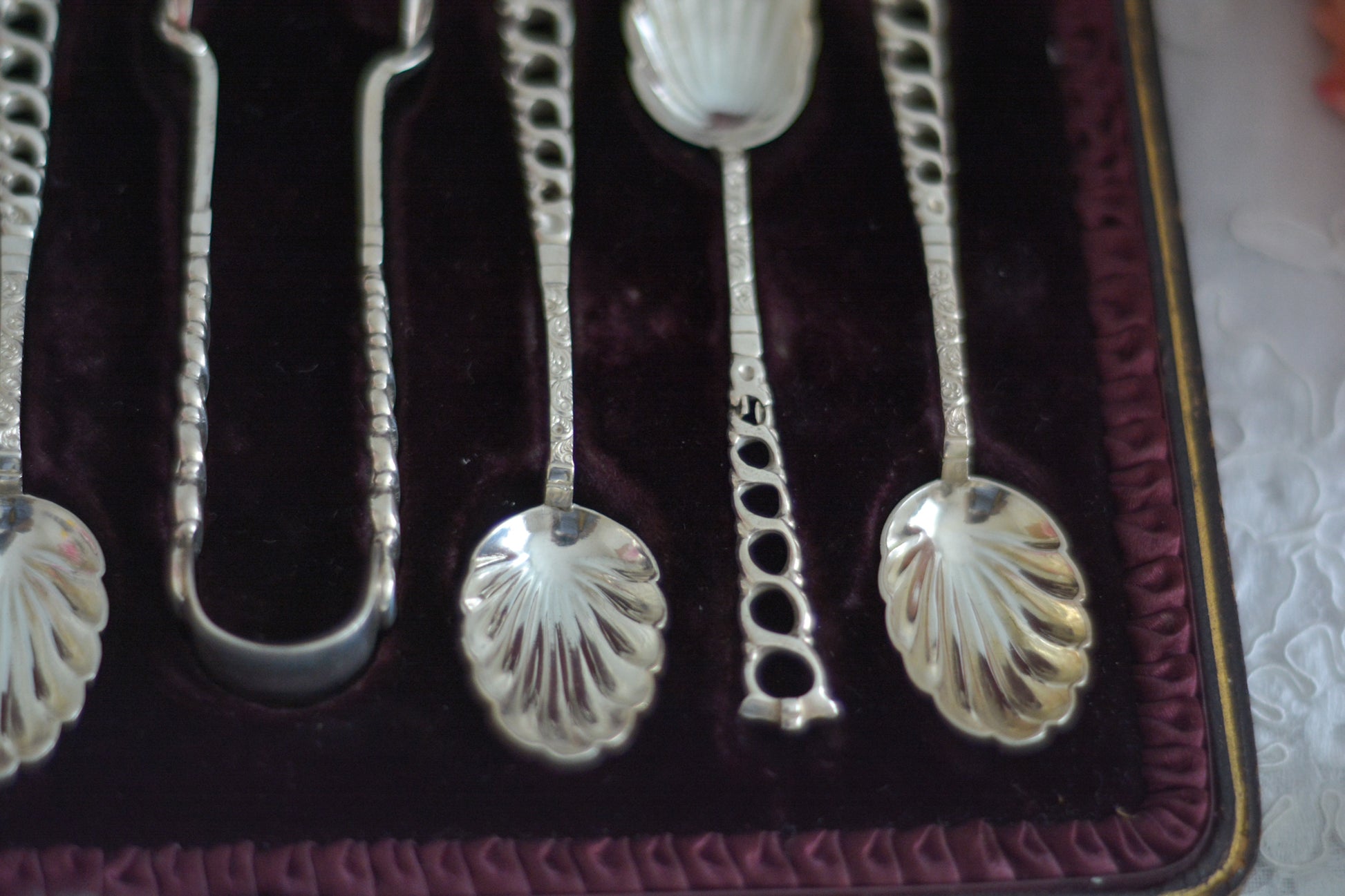 シェルの形のスプーンに持ち手は透かし模様になっている、とても素敵なスプーン6本とシュガートング1本のセット。ティータイムやおもてなしにぴったりです。純銀のスプーンはやっぱり豪華でいいですね。箱は外側は経年の傷などはありますが、中はビロードと蓋にはシルクが使われていて贅沢な作りになっています。状態も箱の中は比較的綺麗な状態です。スプーンの持ち手にリペアと小さな傷があるためお値打ち価格になっています。