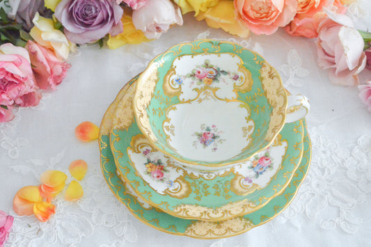 ミントンの1800年代中頃のロココリバイバルのデザインを1900年代にリバイバルしたお品です。人気のQシェイプの絵柄ですが、ハンドルはQシェイプとは少し異なります。コールポートでもアデレードシェイプのリバイバル品が20世紀の初め頃(このお品と同年代頃)に作られたりしていて、ロココリバイバルのリバイバルブームだったのだろうなあと思います。流行はいつの時代も繰り返すのですね。優美なシェイプに可憐なお花が大変美しいカップ。アップルグリーンがとても爽やかでティータイムを華やかに盛り上げてくれそうです。