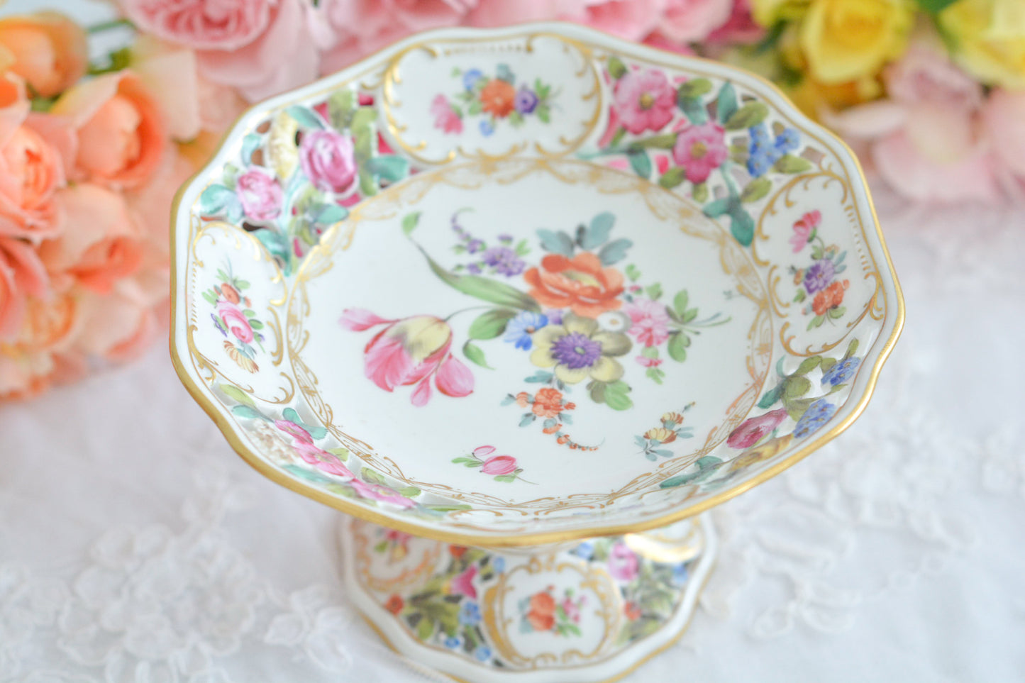 ドイツドレスデン、カール・ティーメ工房のハンドペイントで描かれた美しいコンポートです。ドレスデンの磁器は通常、素磁は仕入れて絵付のみを行っていますが、カール・ティーメ工房だけは素磁も自社で製造しています。ハンドペイントの技術も素晴らしく、とにかく美しい。こちらも花々が大変美しく描かれています。小ぶりなサイズですが、とても存在感のあるお品。テーブルが一気に華やぎます。