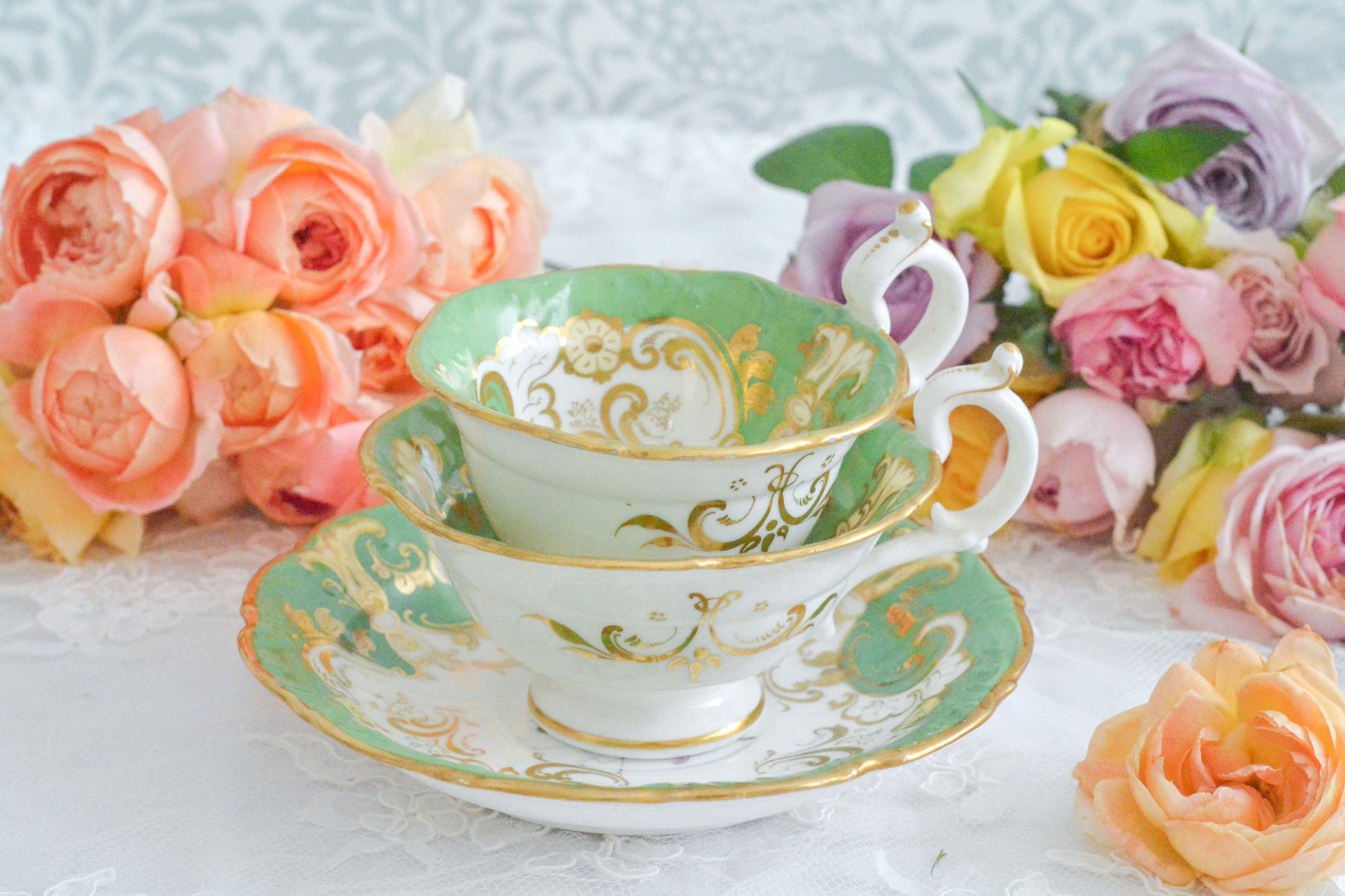 ダベンポートのロココリバイバルの優美なシェイプがとっても華やかで美しいトゥルートリオです。ダベンポート窯は1794年に創業し優れた磁器をたくさん製造していましたが、残念ながら1887年に廃業してしまいます。ハンドペイントの技術もとても優れていて美しい作品を残しています。トゥルートリオは、ティーカップ、コーヒーカップ、ソーサーのセットで、紅茶もコーヒーもどちらも楽しめるセットです。1800年代中頃まではトリオといえばこちらのtフルートリオが主流でした。ダベンポートらしい、美しい花々と優美なシェイプの心躍るカップです。