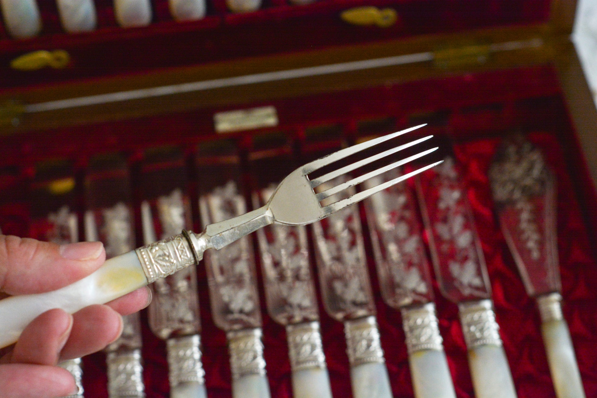 オークの木箱に入った白蝶貝ハンドルのカトラリーセット。元はフォーク&ナイフ12組のセットだったと思いますが今は8組のセットになっていて、同じシリーズではありませんが、サービングスプーンとサービングナイフがセットに加えられています。繊細な彫刻と白蝶貝の優しい輝きがとても美しいセットです。白蝶貝もたっぷりと使われていて贅沢なお品です。