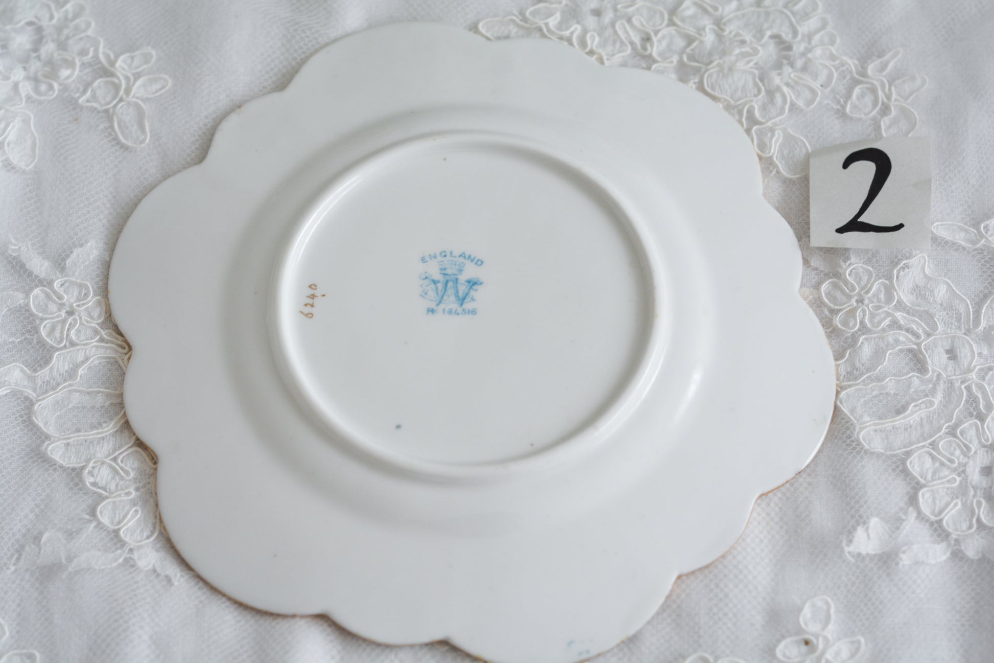 シェリーの前身、ワイルマンのパラダイスパターン貴重なティートリオです。このパラダイスパターンは、1890年に発表されたもので、ターコイズブルーの繊細な模様が大変美しいお品です。シェイプはデイジーシェイプと言われるシェイプで、美しい形にカップのハンドルも大変凝った作りになっています。探すのがとても困難なパラダイスパターンでぜひティータイムをお楽しみください。  こちらは①と②で状態が異なるため、コンディションをご確認いただき①〜②からお選びください。お揃いのプレートとミルクジャグも別で掲載しています。