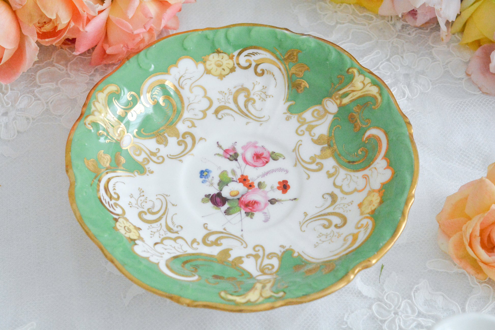 ダベンポートのロココリバイバルの優美なシェイプがとっても華やかで美しいトゥルートリオです。ダベンポート窯は1794年に創業し優れた磁器をたくさん製造していましたが、残念ながら1887年に廃業してしまいます。ハンドペイントの技術もとても優れていて美しい作品を残しています。トゥルートリオは、ティーカップ、コーヒーカップ、ソーサーのセットで、紅茶もコーヒーもどちらも楽しめるセットです。1800年代中頃まではトリオといえばこちらのtフルートリオが主流でした。ダベンポートらしい、美しい花々と優美なシェイプの心躍るカップです。