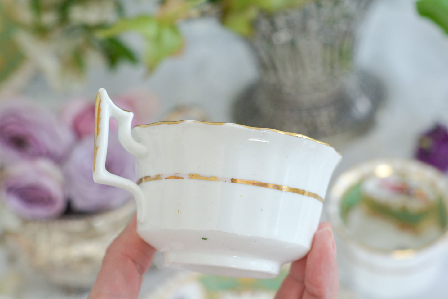 オールドイングリッシュハンドルが凛々しいトゥルートリオ。アップルグリーンの爽やかな色合いにハンドペイントで描かれた美しい花々が映えます。トゥルートリオは、ティーカップ、コーヒーカップ、ソーサーのセットでヴィクトリア時代の初期頃まではトリオといえばこちらが主流でした。今ではとても貴重になっています。紅茶もコーヒーも楽しめるのがいいですね。トゥルートリオとデザートプレートのセットです。