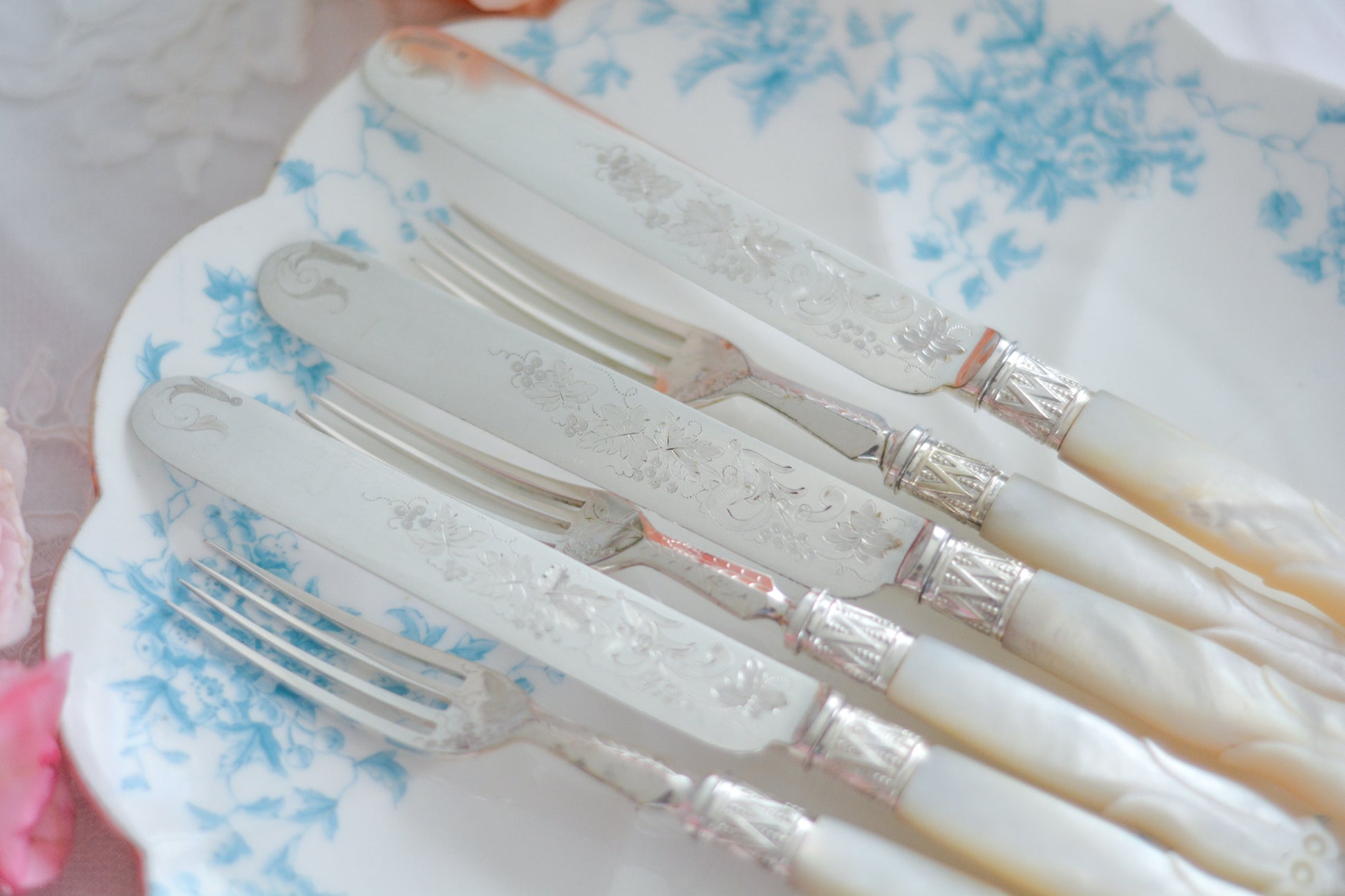 白蝶貝ハンドルと人気の丸刃のカトラリー。こちらは白蝶貝にも手彫りで模様が彫られています。シルバープレートのブレードに少しスレが見られます(状態を考慮した価格になっております)が、白蝶貝の優しい輝きと繊細な模様がとても美しいお品です。こちらは1組(フォークとナイフ2本セット)からご購入いただけます。①〜③からお選びください。