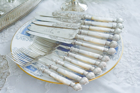 英国アンティーク、白蝶貝のカトラリーです。ブレードにはスズランの彫刻、白蝶貝の持ち手にはシェルの装飾が施されていてとても豪華な作りになっています。アンティークのカトラリーはこんなにも凝った作りなんですね。美しいカトラリーでティータイムをお楽しみください。おもてなしにもぴったりなカトラリーです。