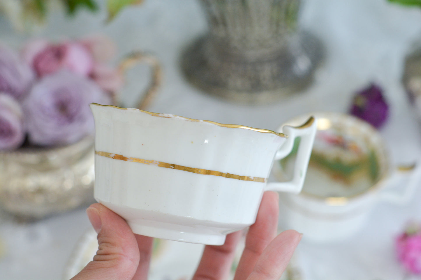 オールドイングリッシュハンドルが凛々しいトゥルートリオ。アップルグリーンの爽やかな色合いにハンドペイントで描かれた美しい花々が映えます。トゥルートリオは、ティーカップ、コーヒーカップ、ソーサーのセットでヴィクトリア時代の初期頃まではトリオといえばこちらが主流でした。今ではとても貴重になっています。紅茶もコーヒーも楽しめるのがいいですね。トゥルートリオとデザートプレートのセットです。