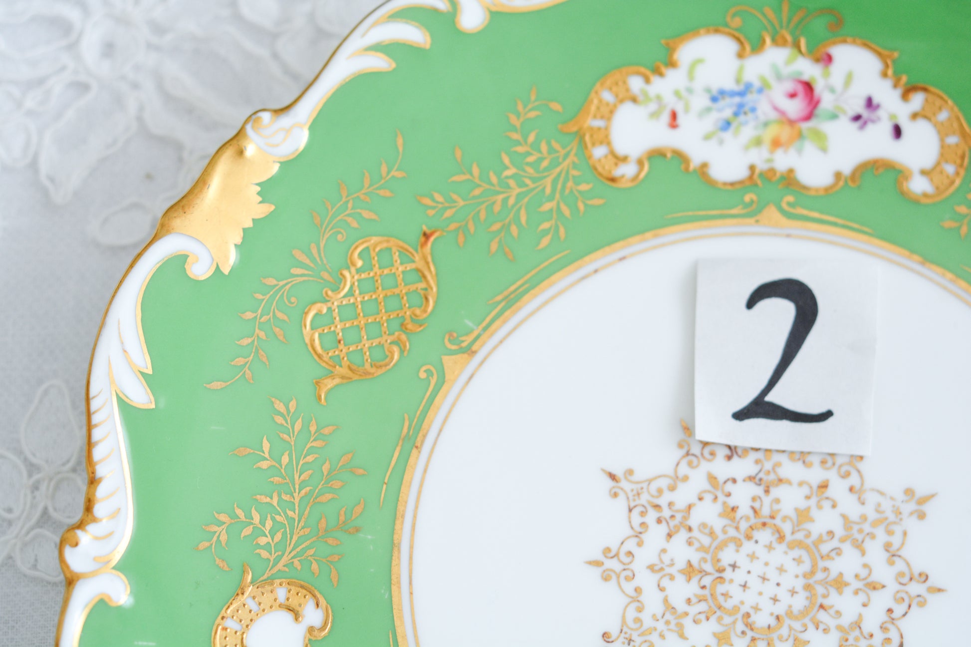 コールポートのアップルグリーンの美しいプレート。手描きで描かれた上品なお花に、金盛りの金彩が大変豪華です。デザートにはもちろん、サービング用としても活躍してくれそうです。こちらは2枚在庫がございます。ハンドペイントのため、描かれているお花も1点1点異なります。①〜②からお選びください。