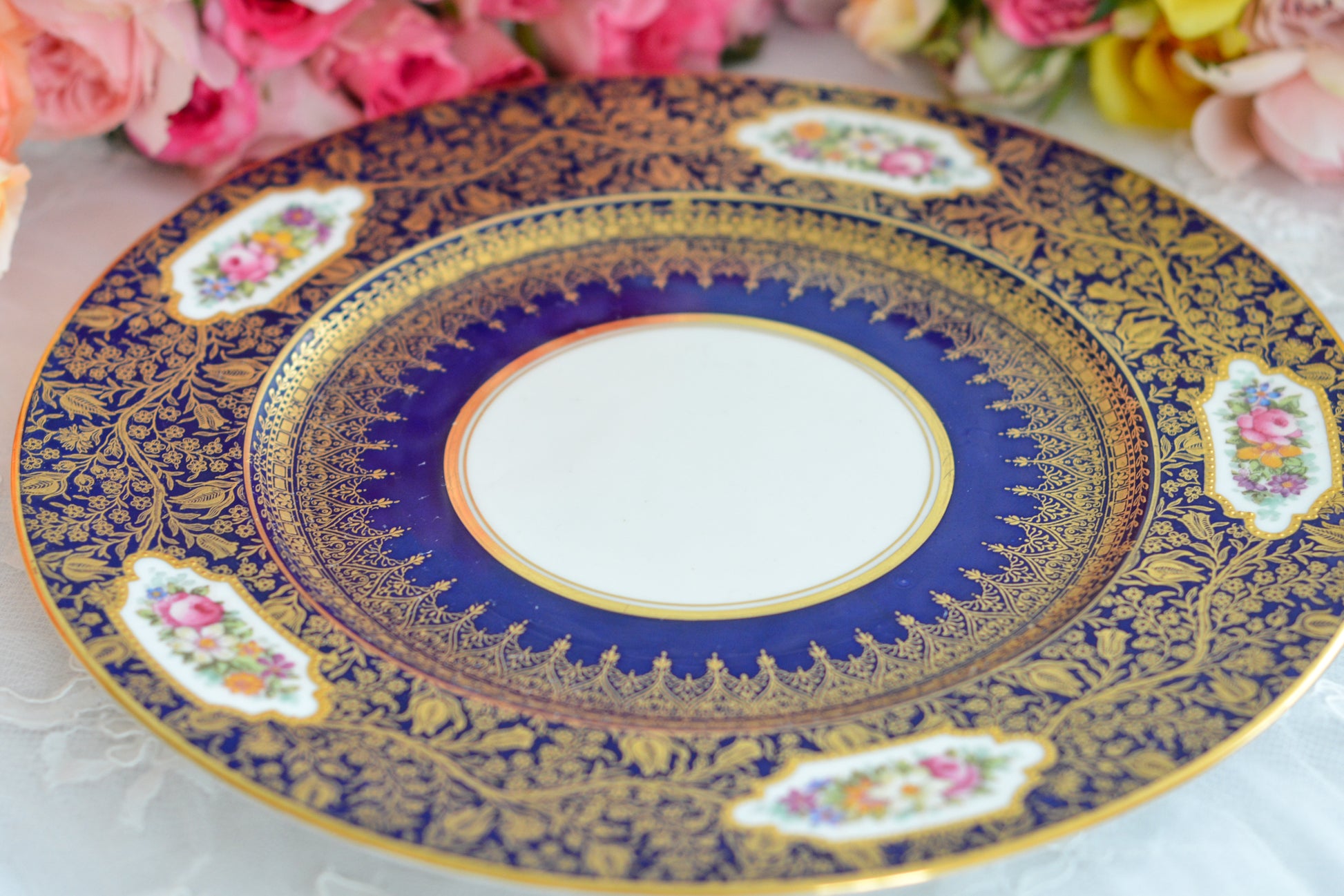 ジョージ・ジョーンズ・クレッセントの大変豪華なプレートがやってきました。コバルトブルーに金彩の繊細で美しい模様が印象的です。テーブルの華になりますね。豪華だけれど、クレッセントらしい優しげな雰囲気も持ち合わせています。ディナープレートとしてはもちろん、サービングプレートとしてもお使いいただけます。テーブルコーディネートの主役に、アクセントにぜひお楽しみくださいませ。こちらは全部で2枚在庫がございます。