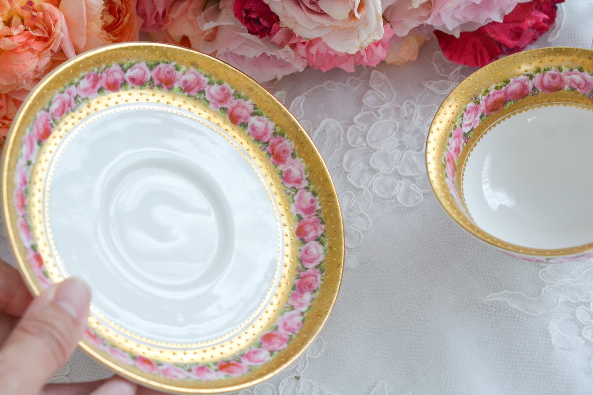 ジョージ・ジョーンズ・クレッセントのとても可憐なティートリオです。立体的なドットが豪華な金彩に可憐なバラが描かれたとても美しいお品です。ジョージ・ジョーンズ・クレッセントは華やかで可愛らしい雰囲気の作品をたくさん作ったメーカーです。クレッセントの可憐な世界観のファンの方も多いです。私もその一人。乙女心をくすぐられて、つい集めたくなってしまうそんな魅力があります。