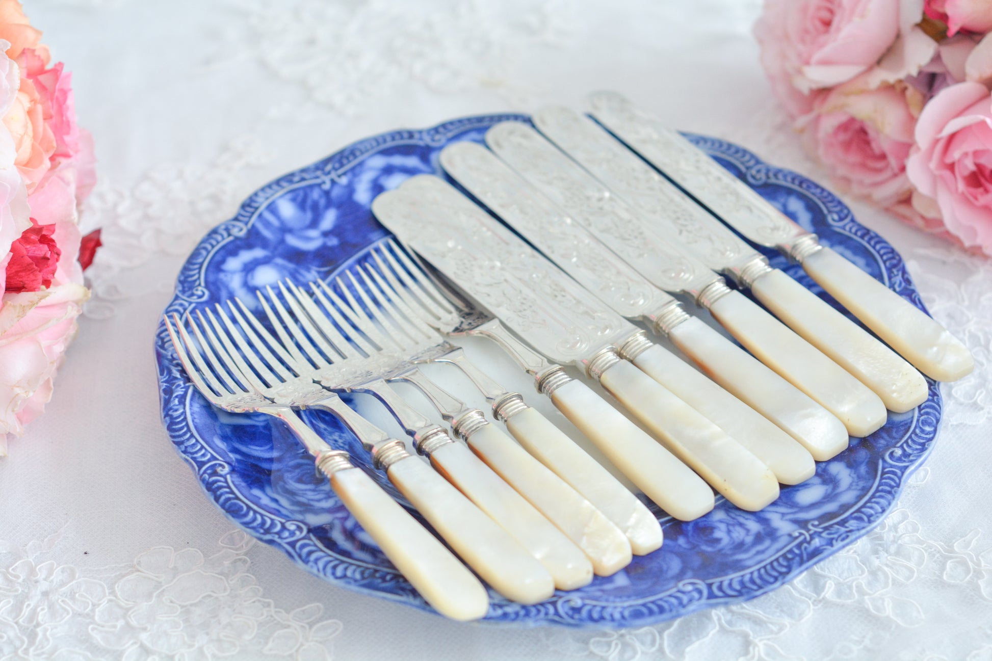 英国の人気メーカー、マッピン&ウェブの白蝶貝カトラリー。ティータイムにぴったりな丸刃のデザート(フルーツ)カトラリーです。豪華な彫刻が施されたカトラリーで、ハンドルも白蝶貝がたっぷり使われています。ハンドルは丸みがあるものが多いですが、こちらは角があるタイプでおしゃれです。白蝶貝の輝きもお楽しみいただけます。