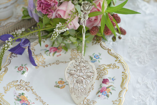 ドイツ ヒルデスハイムローズの薔薇のピアス細工(透かし模様)が美しいケーキサーバーです。持ち手は、ドイツ ヒルデスハイムにある聖マリア大聖堂の「千年の薔薇」の伝説をもとに作られた、とても人気のあるデザインです。ティータイムに花を添えてくれる美しいシルバーのサーバーでティータイムをお楽しみください。