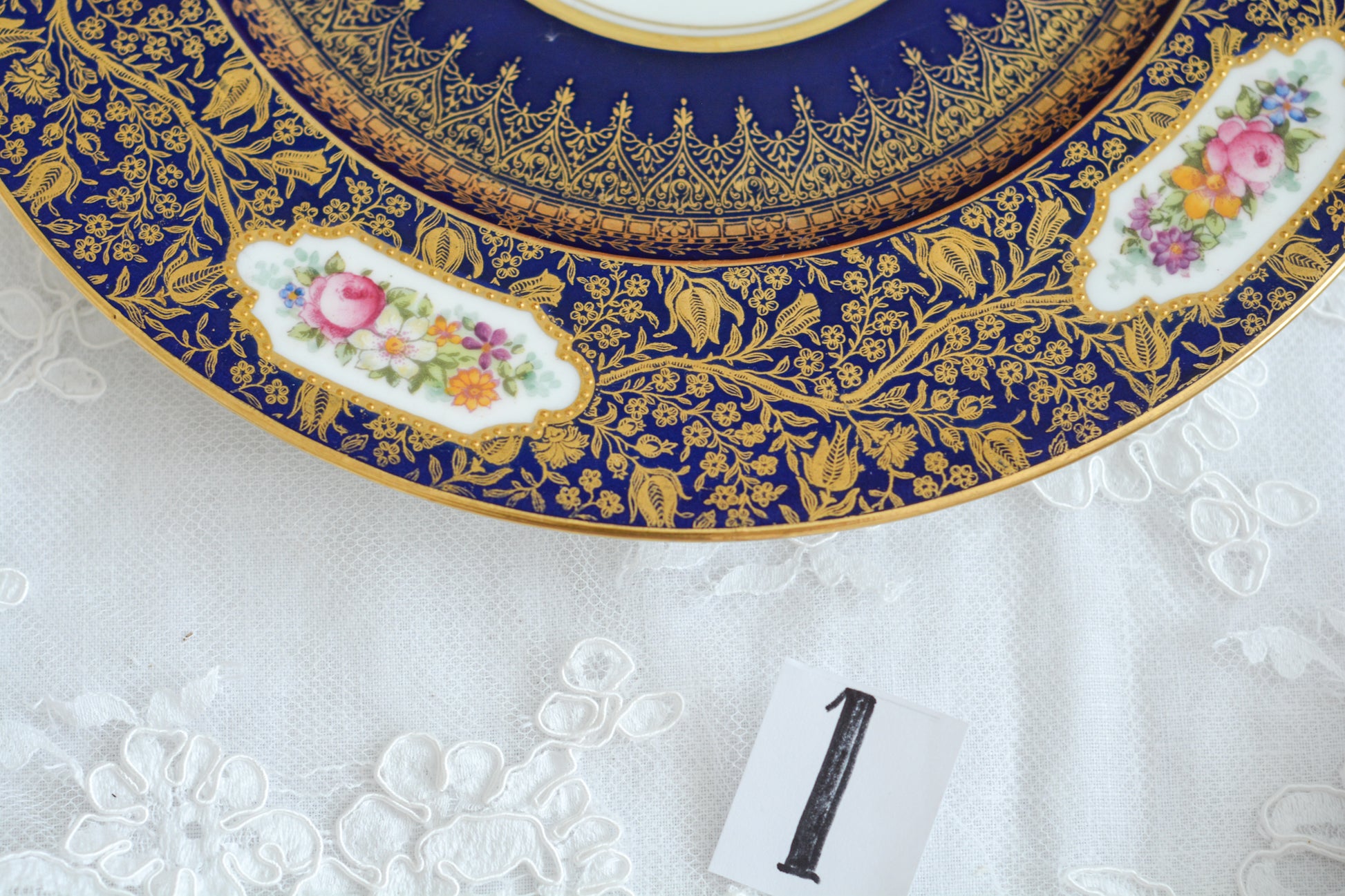 ジョージ・ジョーンズ・クレッセントの大変豪華なプレートがやってきました。コバルトブルーに金彩の繊細で美しい模様が印象的です。テーブルの華になりますね。豪華だけれど、クレッセントらしい優しげな雰囲気も持ち合わせています。ディナープレートとしてはもちろん、サービングプレートとしてもお使いいただけます。テーブルコーディネートの主役に、アクセントにぜひお楽しみくださいませ。こちらは全部で2枚在庫がございます。