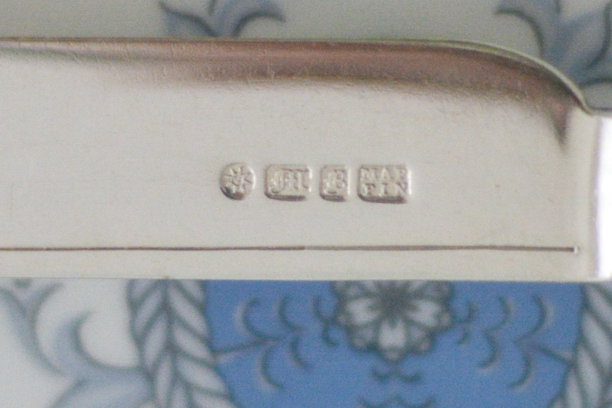 英国の人気メーカー、マッピン&ウェブの白蝶貝カトラリー。ティータイムにぴったりな丸刃のデザート(フルーツ)カトラリーです。豪華な彫刻が施されたカトラリーで、ハンドルも白蝶貝がたっぷり使われています。ハンドルは丸みがあるものが多いですが、こちらは角があるタイプでおしゃれです。白蝶貝の輝きもお楽しみいただけます。